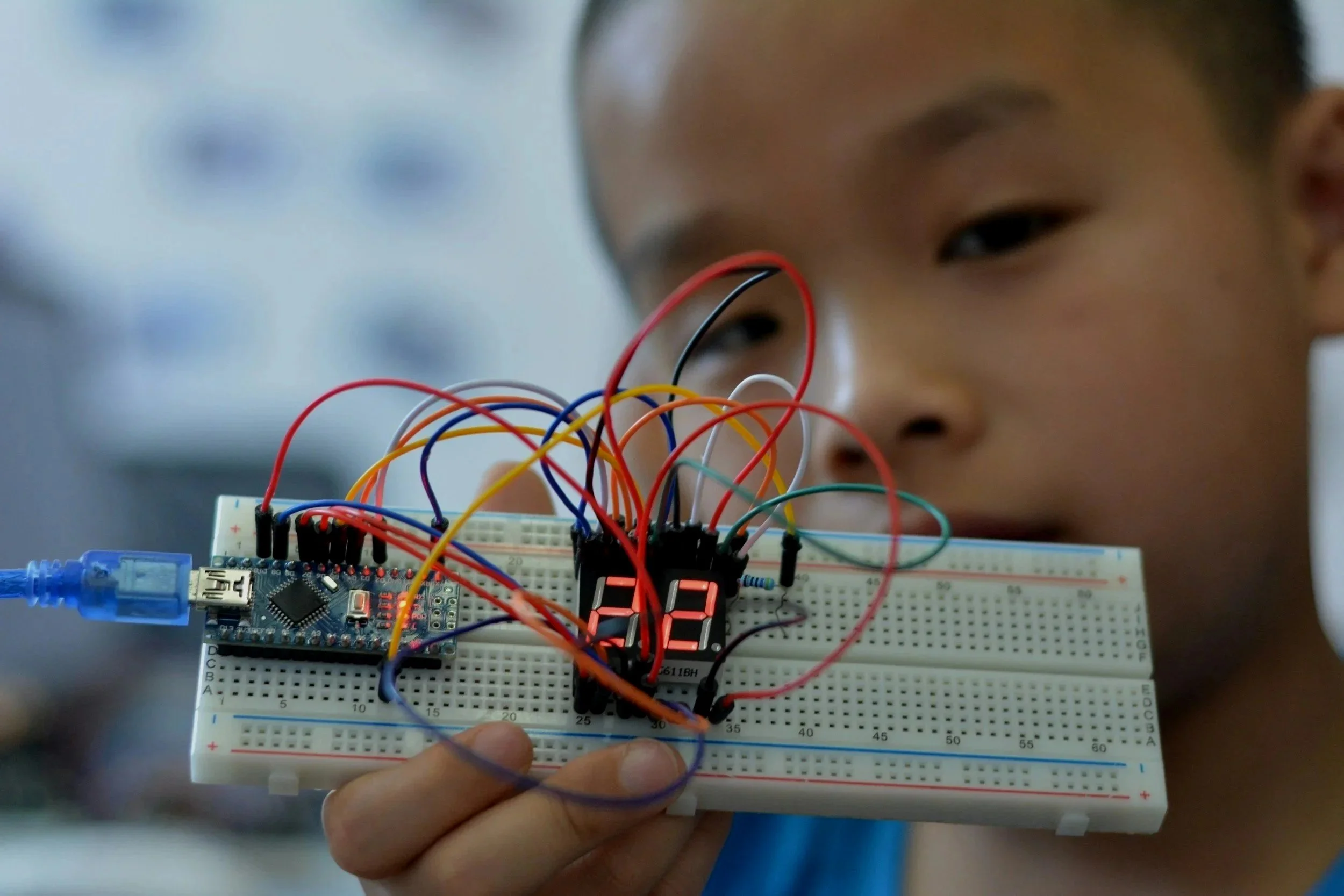 Dziecko 7+ buduje robota z napędem w Akademii Młodego Konstruktora KidsTech