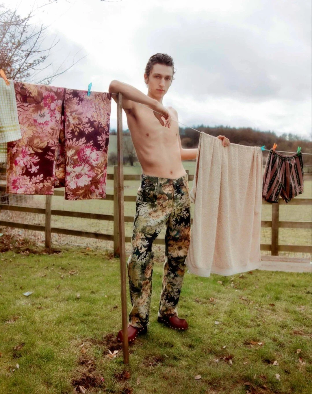 🌸FUNDAY🌸 with @saillemonsol special @etro @thegreatestmagazine 📷 @brendanfreemanphoto #styledbyme grooming @doraroberti 🙏 @_matteogreco_ casting @isadorabanaudicasting artdirector @sara_ferraris #englandcountryside #etro