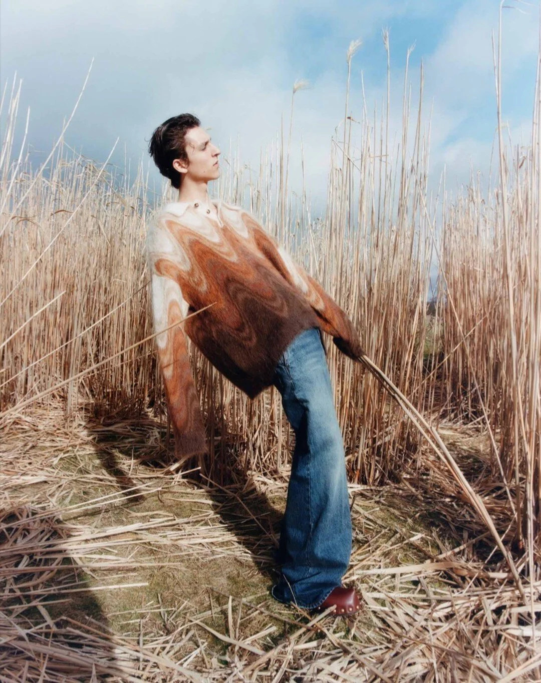 🌾🌾 The countryside with @saillemonsol special @etro @thegreatestmagazine 📷 @brendanfreemanphoto #styledbyme grooming @doraroberti 🙏 @_matteogreco_ casting @isadorabanaudicasting #englandcountryside #etro #marcodevincenzo