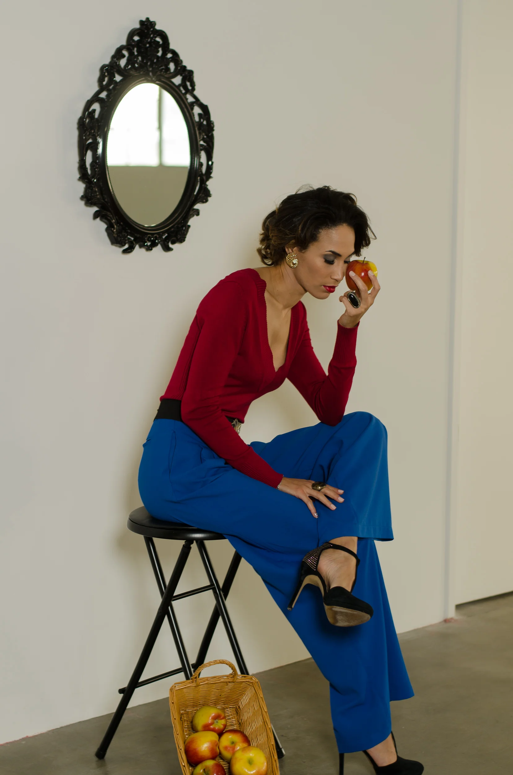 Princess_Theme_Snow_White_Inspired_Woman_Portrait_6.jpg