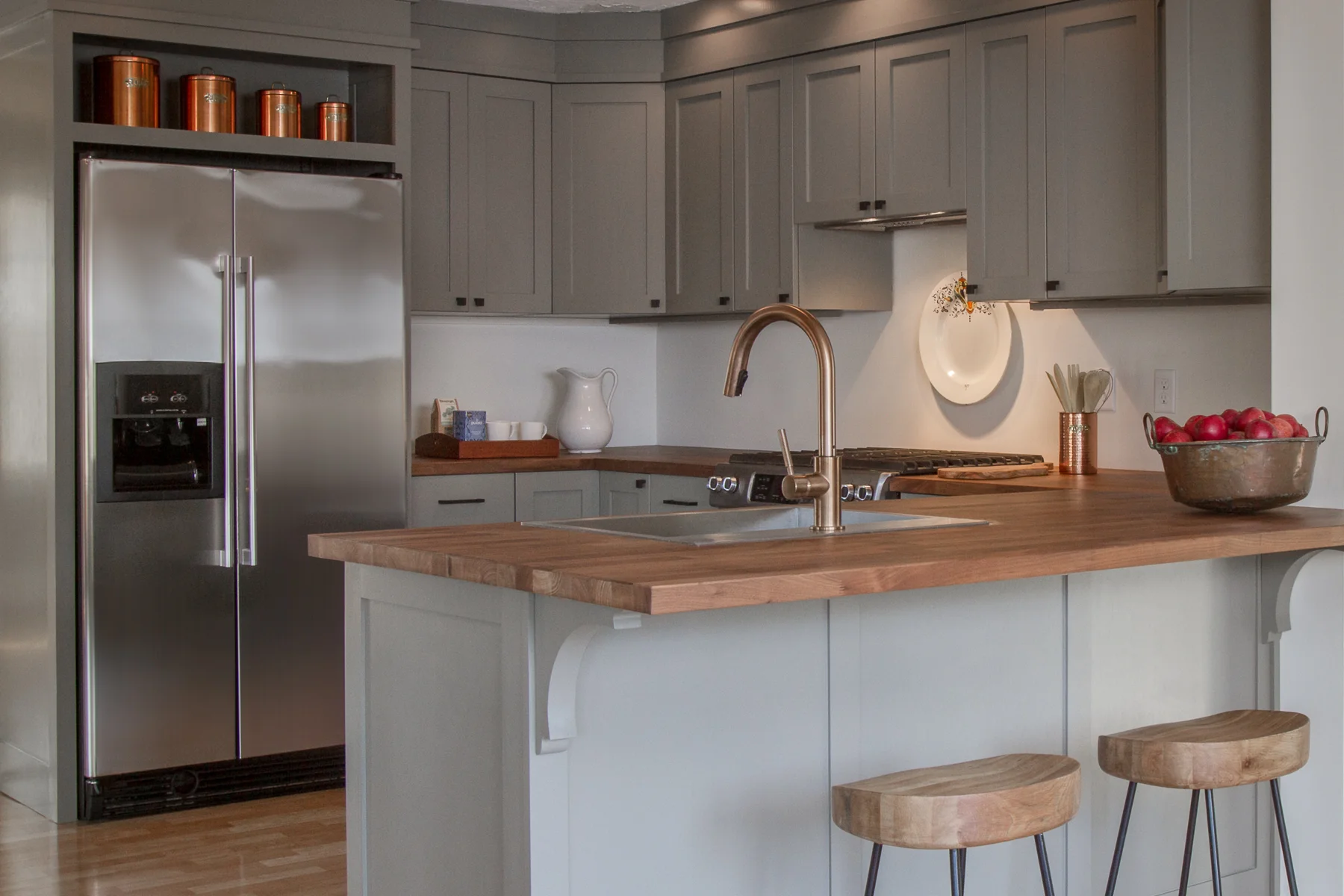 The deeper counter top and bar stools. 