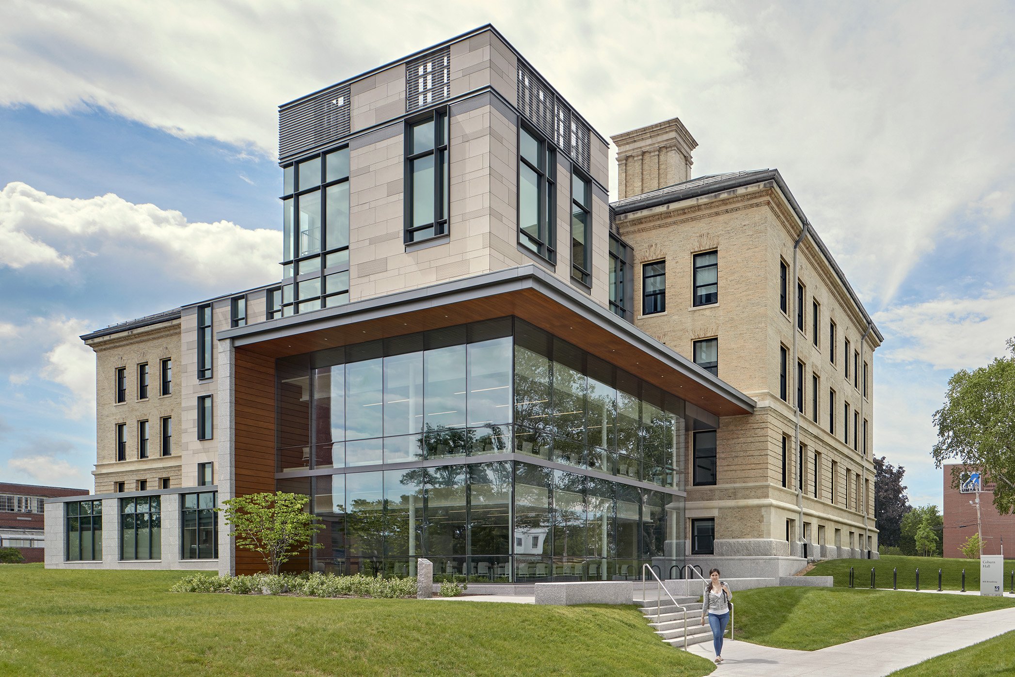 University of Massachusetts Lowell / Coburn Hall - CBT Architects