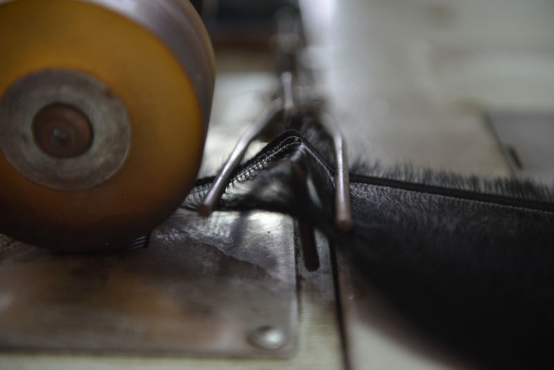 Machine sewing a weft with loose hair.