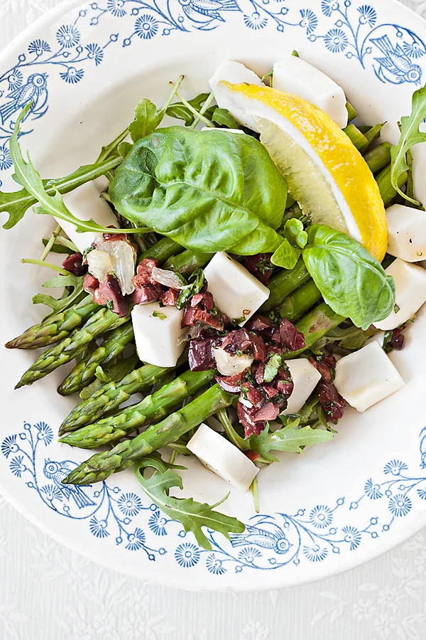 Spargli ja Halloumi juustu salat oliivi-sidrunisalsaga