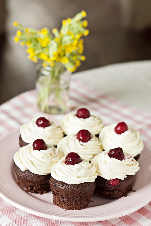Lihtsad šokolaadimuffinid topeltkirssidega. Emadele!