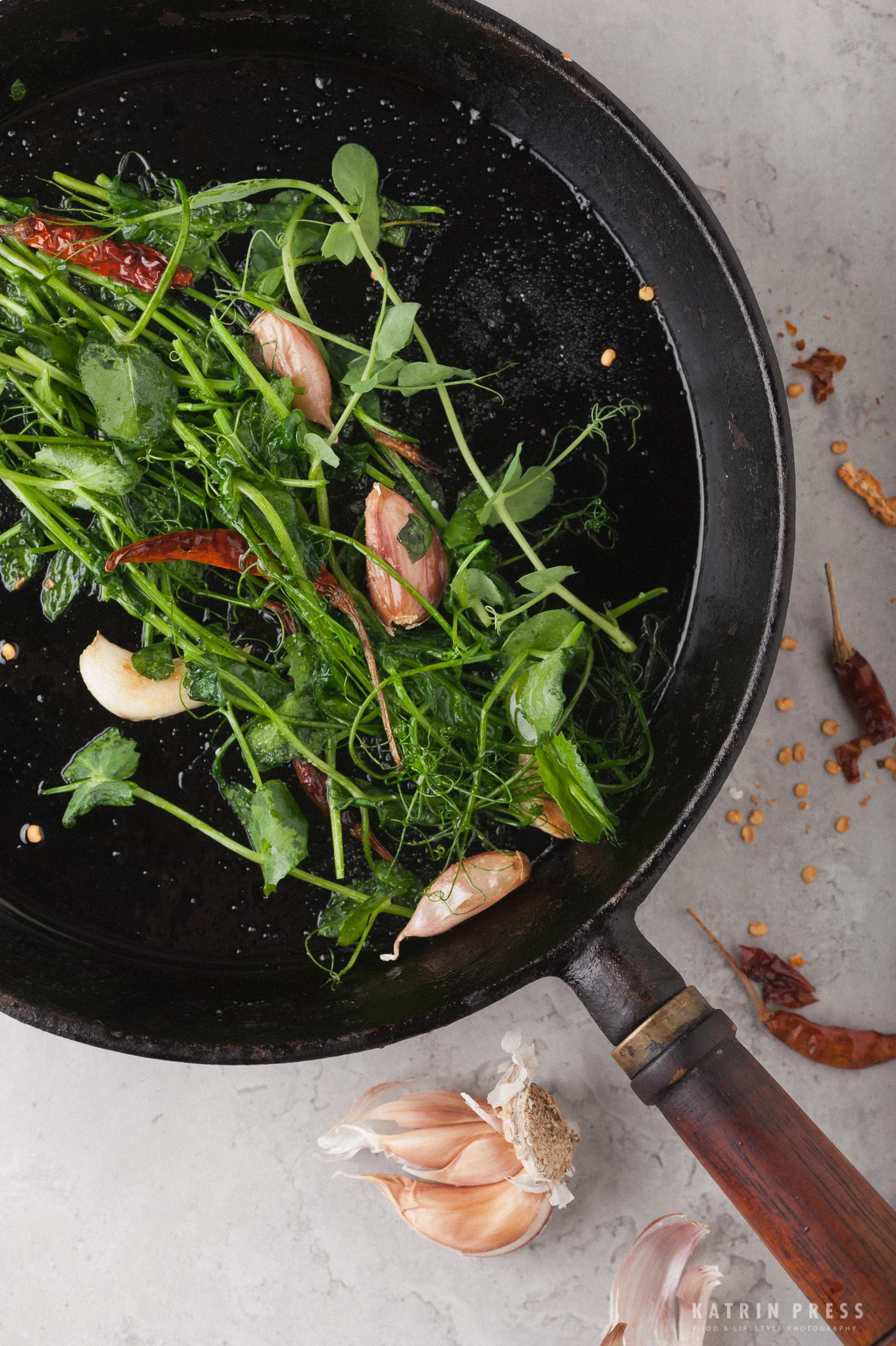 Wokitud hernevõrsed. Stir-Fried Pea Shoots