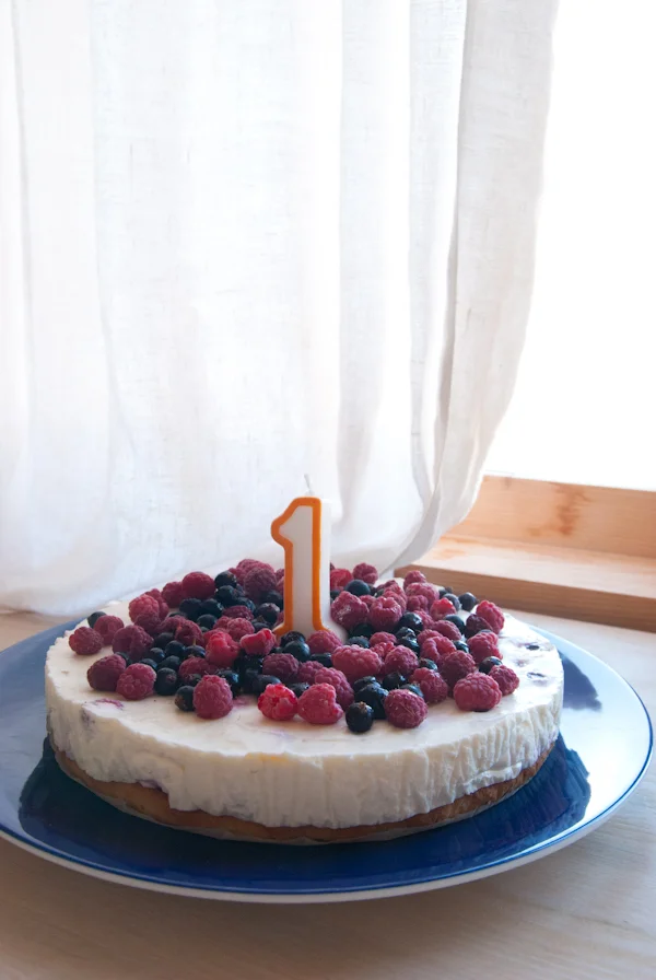 Jogurti-vahukooretort marjadega (vähese suhkruga)