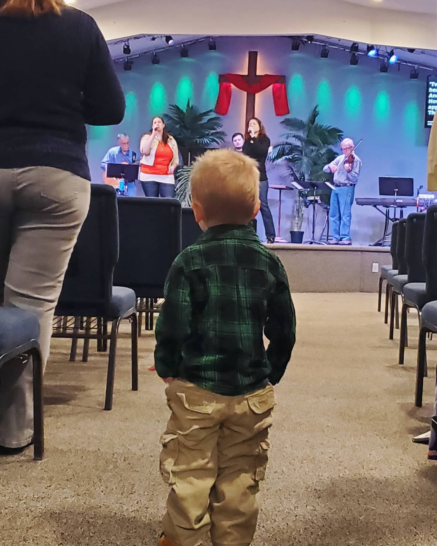 For today's #worshipwednesday, here's a photo of a worship team member's son watching her sing this past Sunday 😊 All are welcome to join us in worship here! 

Starting April 4th, kids 3 years old - 5th grade will have the opportunity to take part i