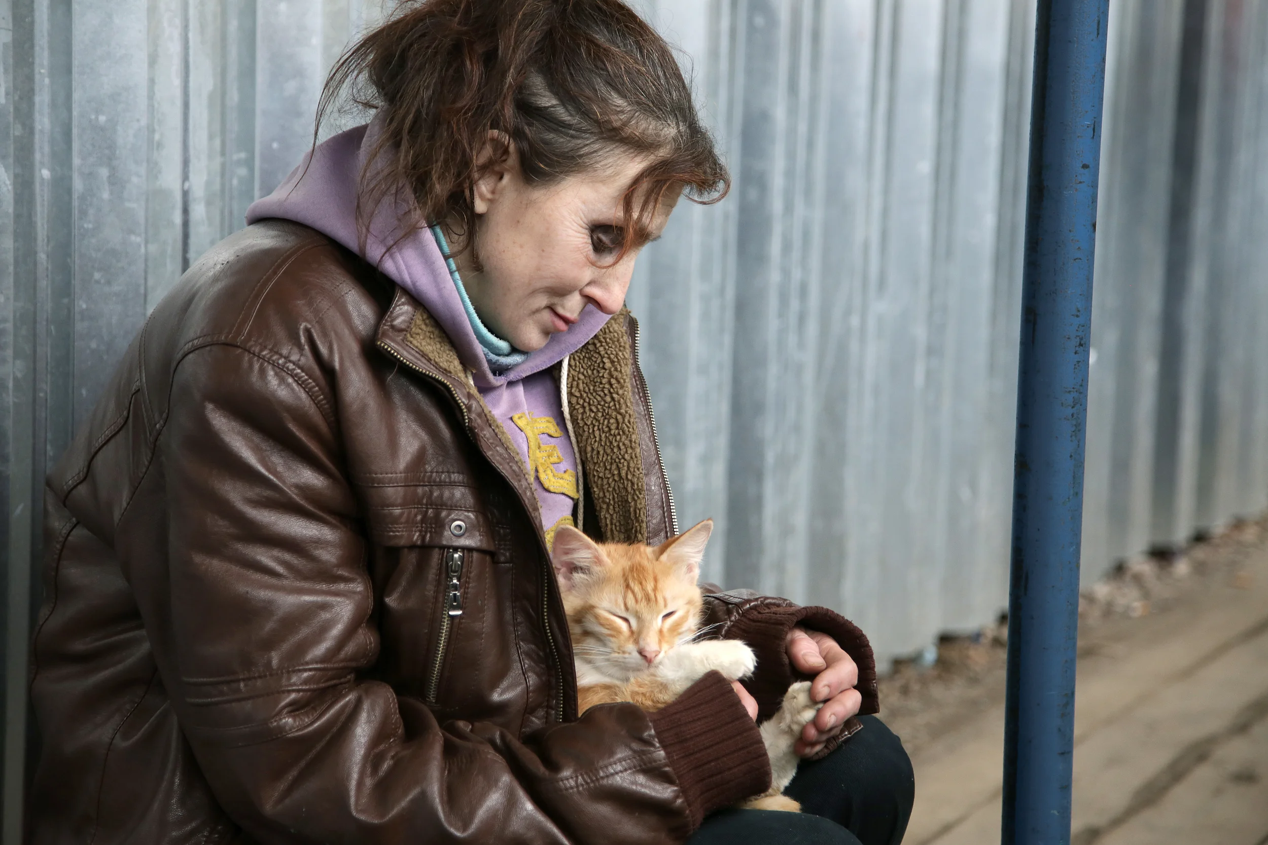 Moscow, 2015. Seemingly rejected from society, a homeless lady regains a sense of purpose by caring for an abandoned cat.