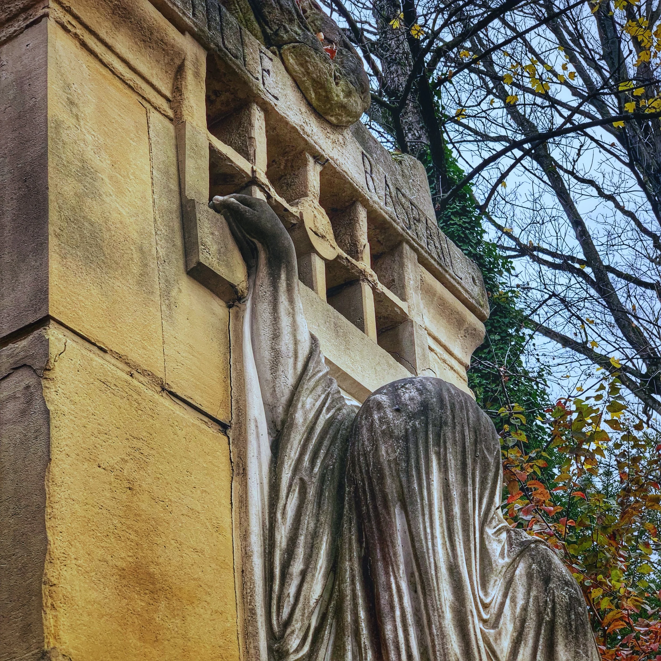 Apaiser les morts pour guérir les vivants : quand les mémoires du tragique nourrissent les douleurs du présent.