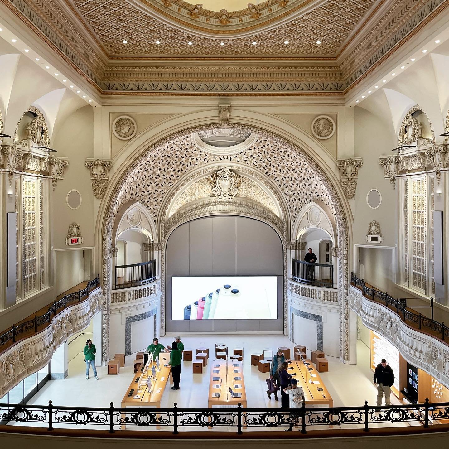 wonderlust.
&mdash;

#apple #towertheatre #appletowertheatre #fosterandpartners #downtownla #dtla #retaildesign #interiordesign #losangeles #minimal_perfection #architecture_minimal #1_unlimited #architecture #architecture_hunter #conquer_la #discove