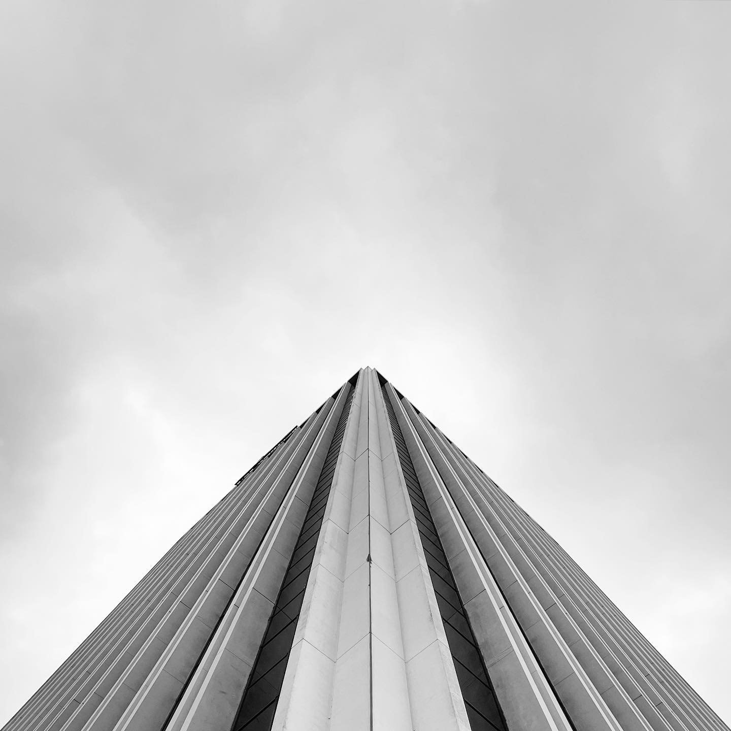 geometry club no 21.
&mdash;

#geometryclub #triangle #losangeles #blackandwhite #minimalism #minimalist #minimal #minimal_perfection #architecture_minimal #1_unlimited #architecture #architecture_hunter #conquer_la #discoverla #visitlosangeles #shot