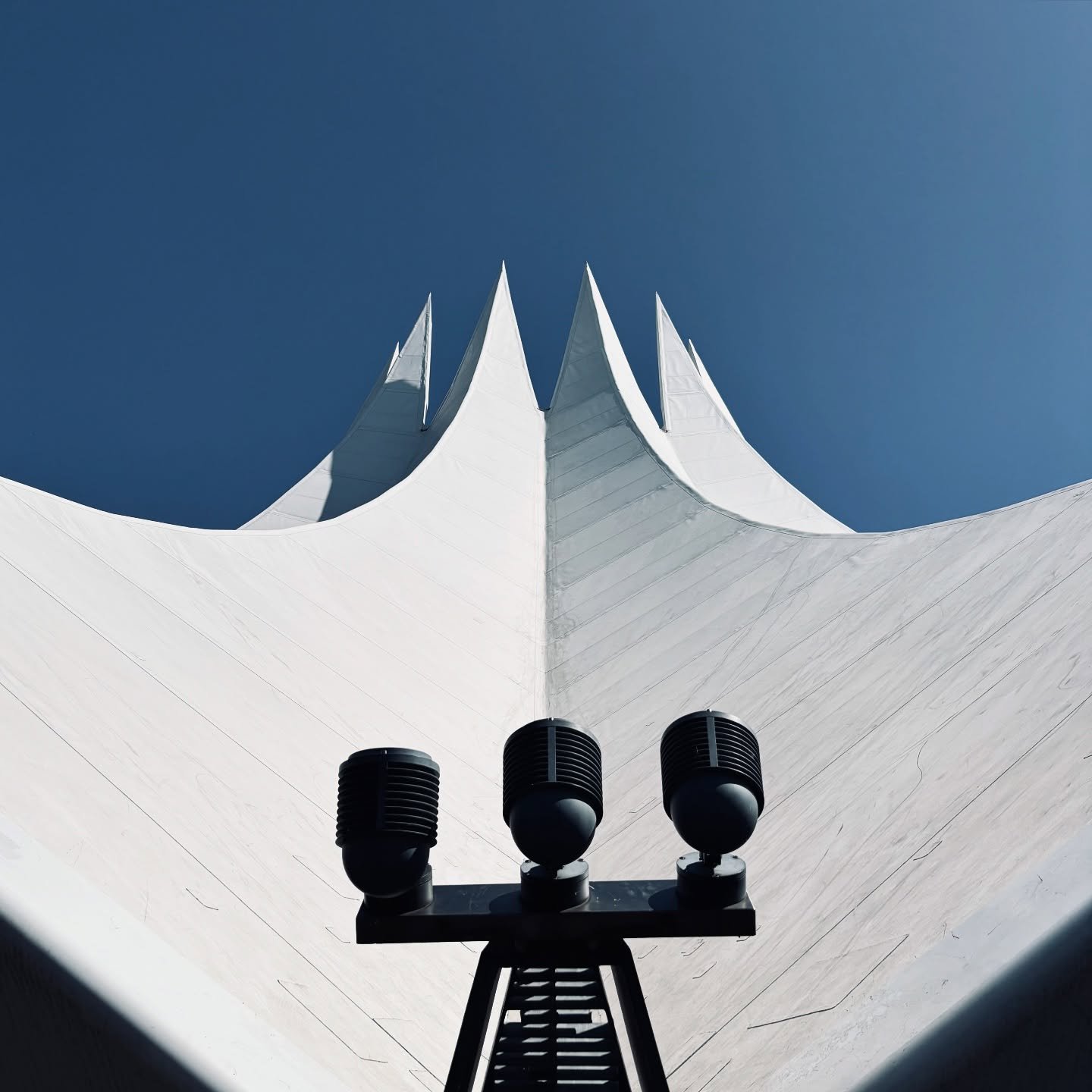 another berlin classic.
&mdash;

#tempodrom #gmp #berlin #berlincity #igersberlin #berlinlove #visitberlin #visit_berlin #architecture #berlinarchitecture #instaarchitecture #instarchitecture #architecture_minimal #lookingup_architecture #lookuparchi