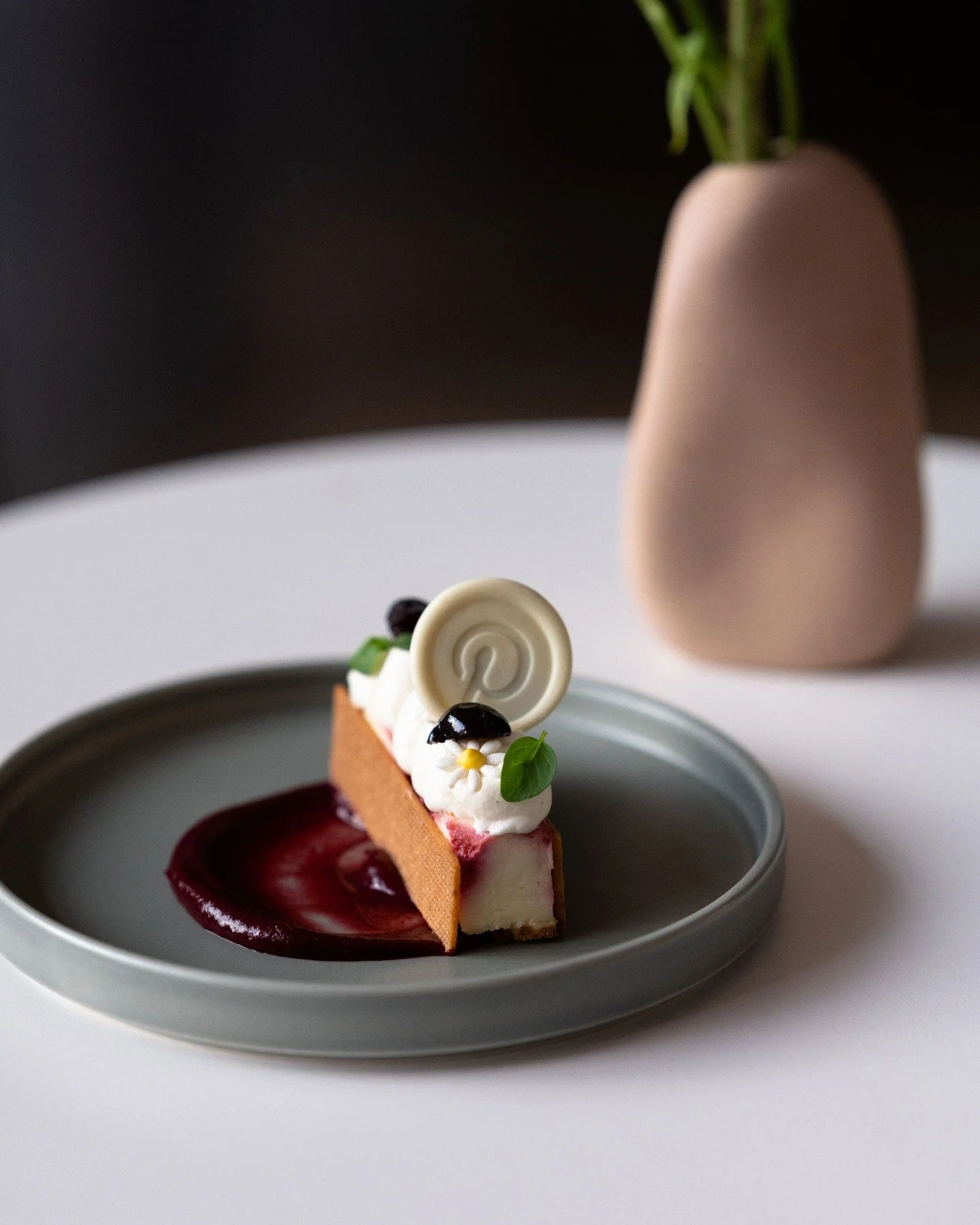 An intimate and conversational dinner experience for @pinterest.⁠
⁠
The evening featured seasonal plates, a modern tablescape with soft spring colours, and a conversational atmosphere.⁠
⁠
Venue: Clay Restaurant⁠
Project: Pinterest CMO Event⁠
Photogra