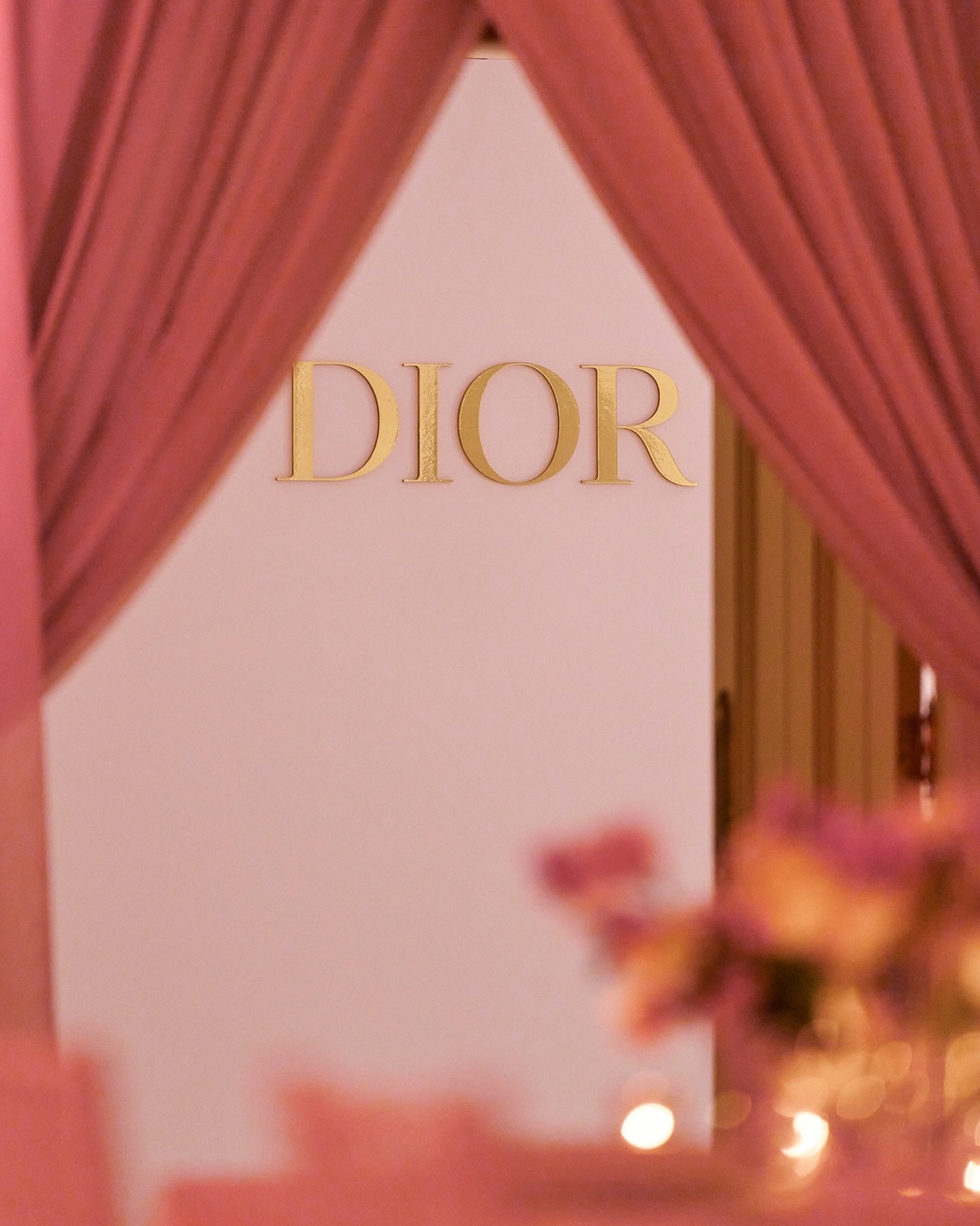 Year three of @diorbeauty holiday.

Cocktail reception opened with champagne, a display of @diorbeauty products, photo activations, and a beautiful ambiance curated by the soft piano melodies of @tylerprincemusic. In the dining room, two striking har