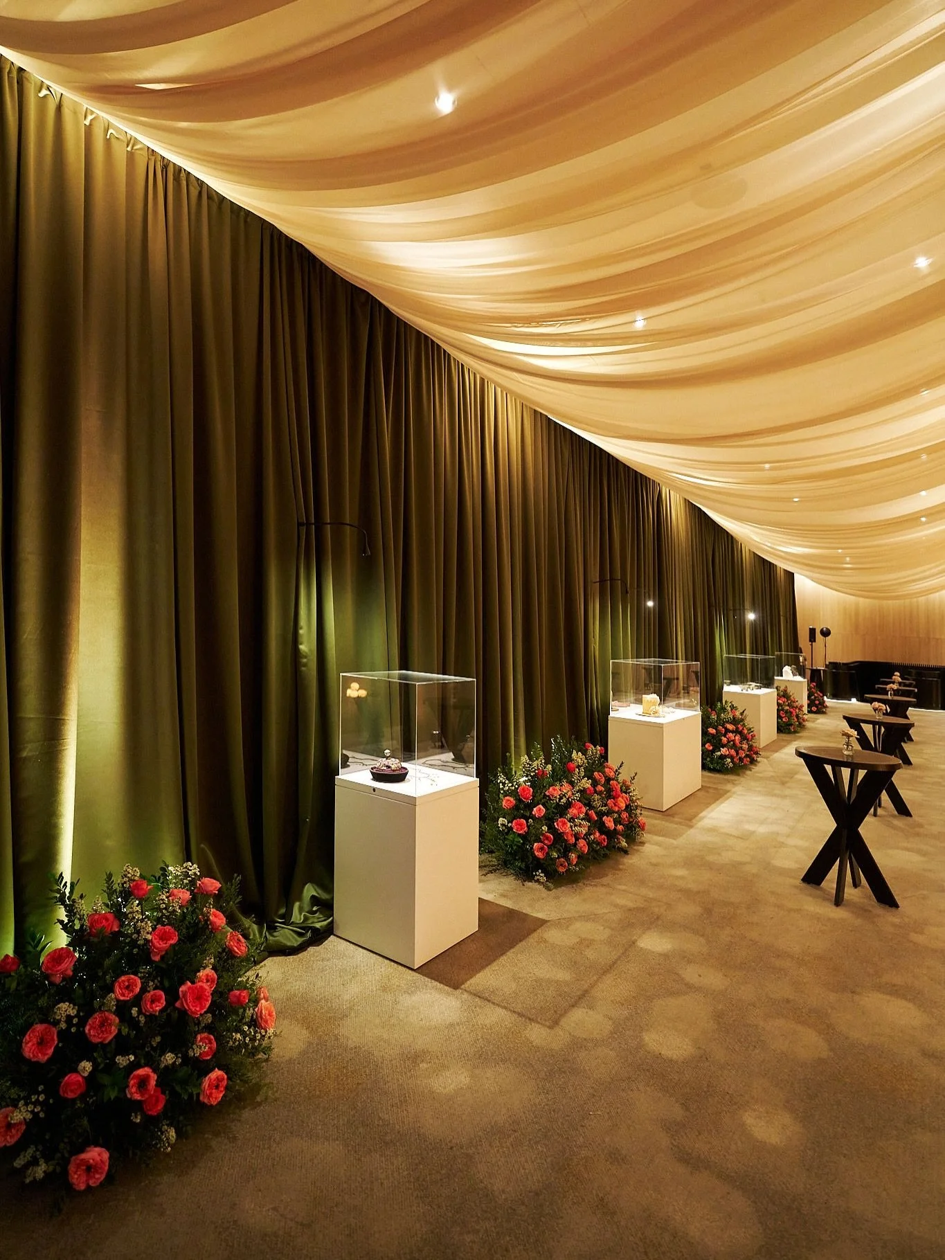 For @romtoronto, celebrating The Art of Fashion in an elevated space overlooking the city skyline.

An exclusive evening of transformative design and elegance. Guests were surrounded by the glow of the city lights, floral architecture, every detail w