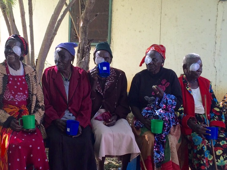 The female cataract patients sit together.