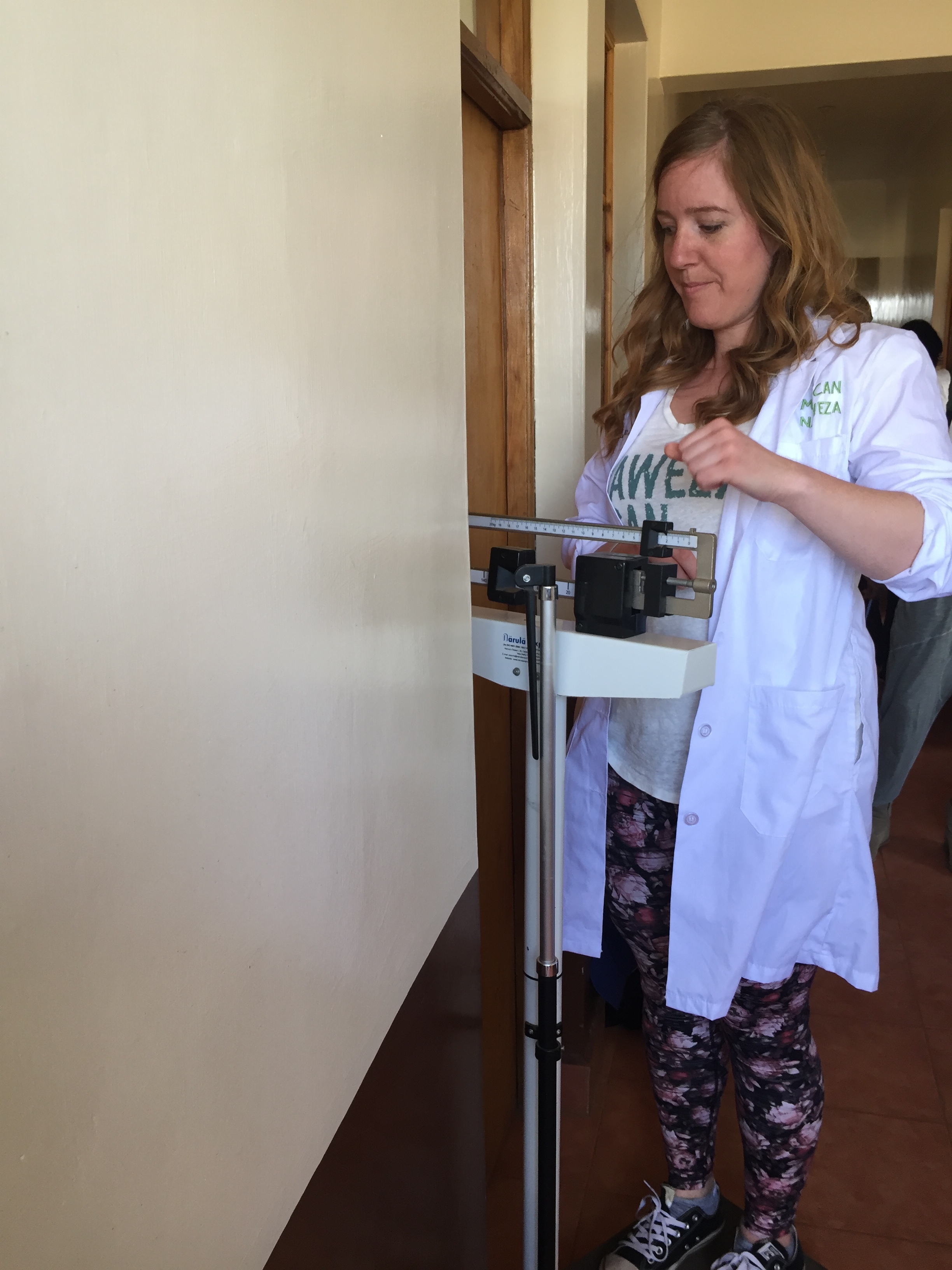  Inside, Vanessa was conducting a triage (here, she is testing that the scale is working) with local nurses in order to properly direct the patients to the right doctor 