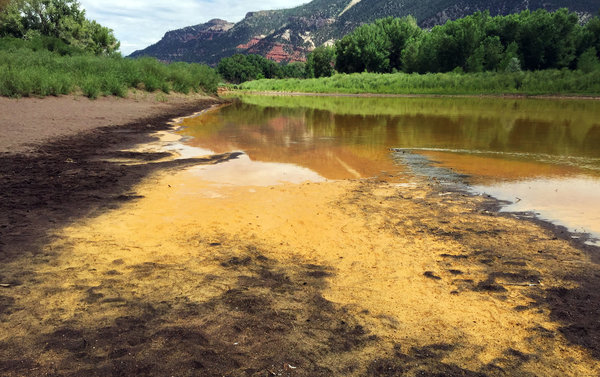 Photo: http://static01.nyt.com/images/2015/08/10/us/081015watching-spill/081015watching-spill-articleLarge-v2.jpg