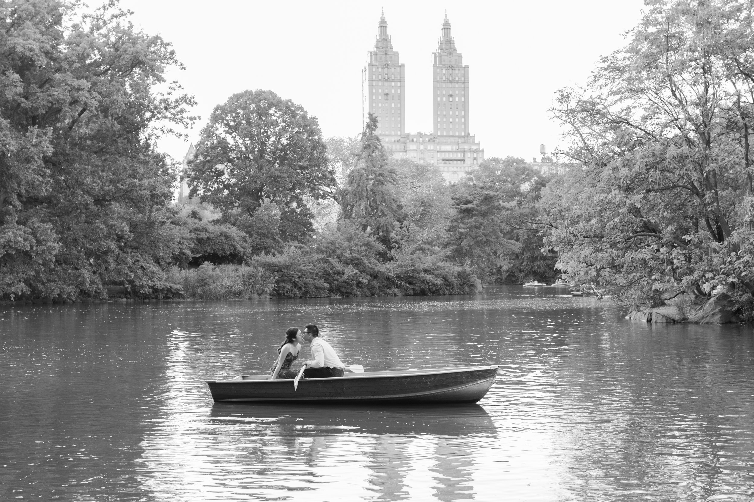 central-park-boathouse-engagement10.jpg