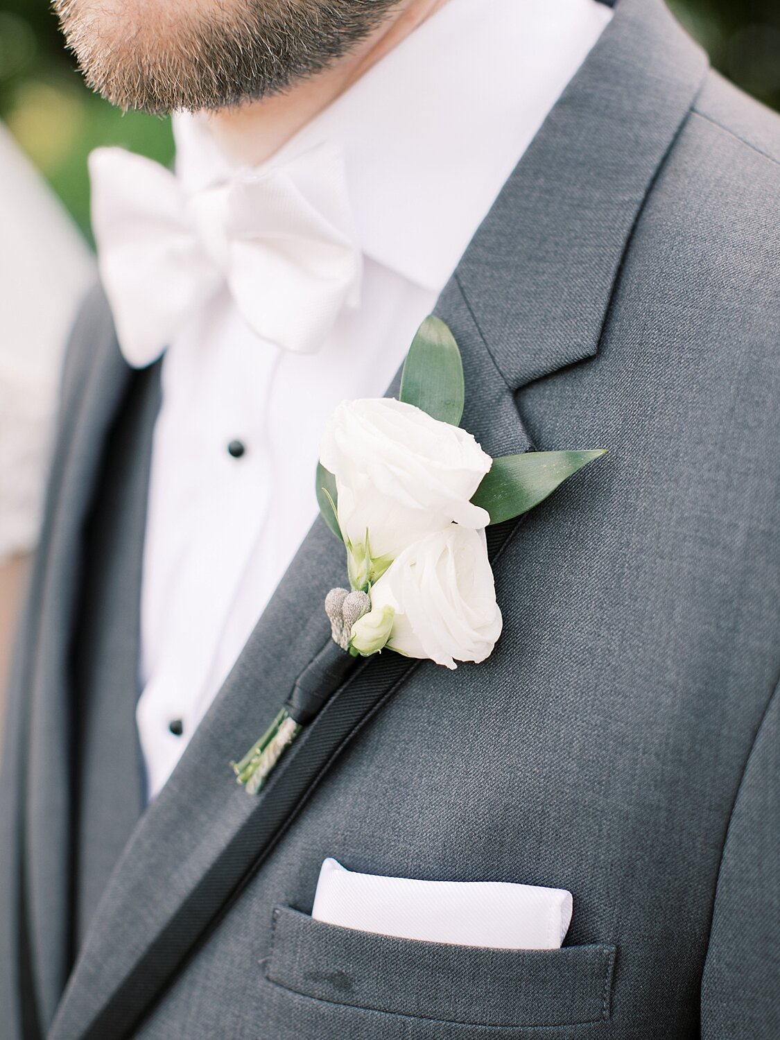 Dramatic Innovation's ivory floral boutonnière for the groom