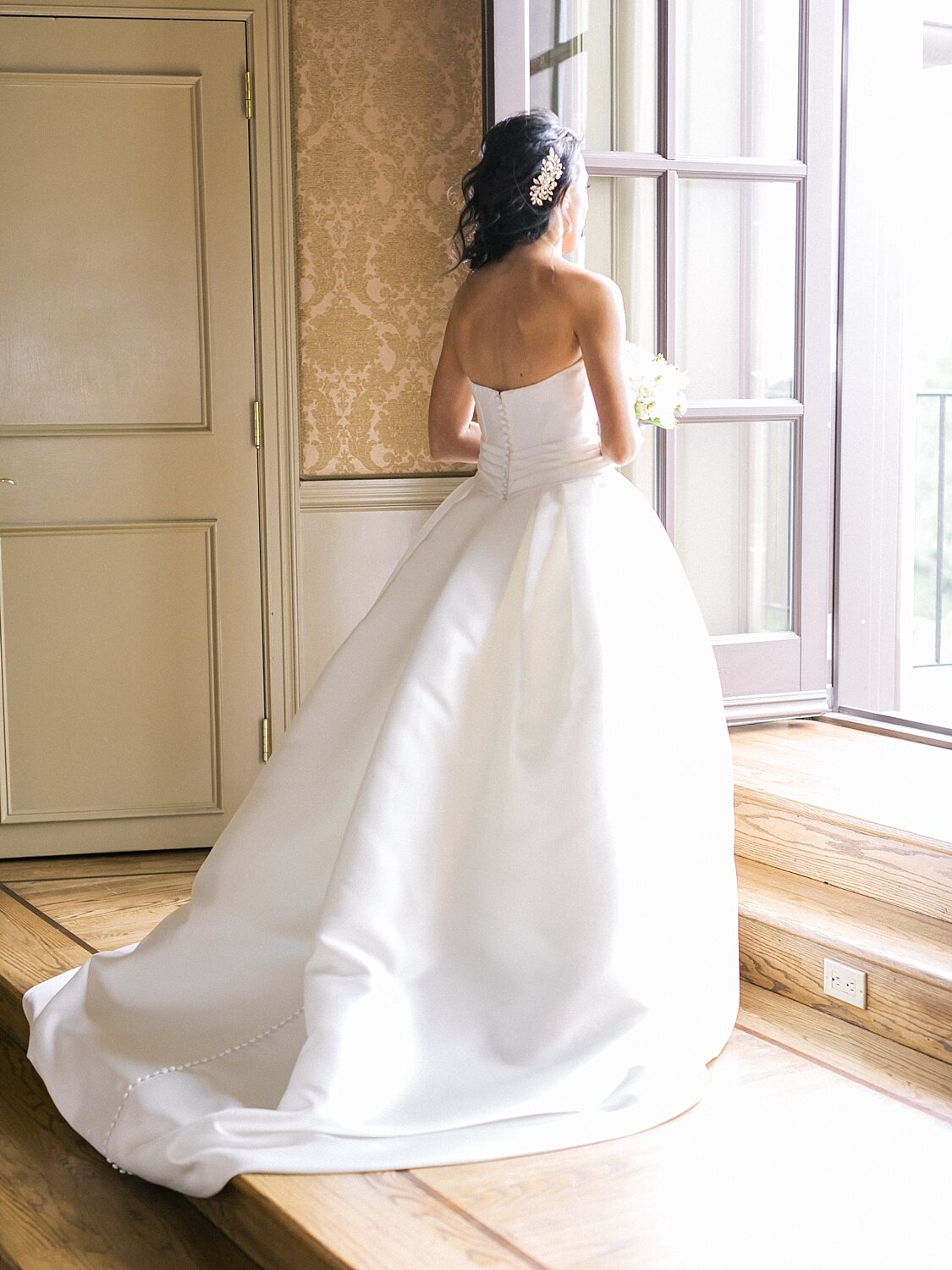 classic bridal portrait in Oheka Castle with Asher Gardner Photography