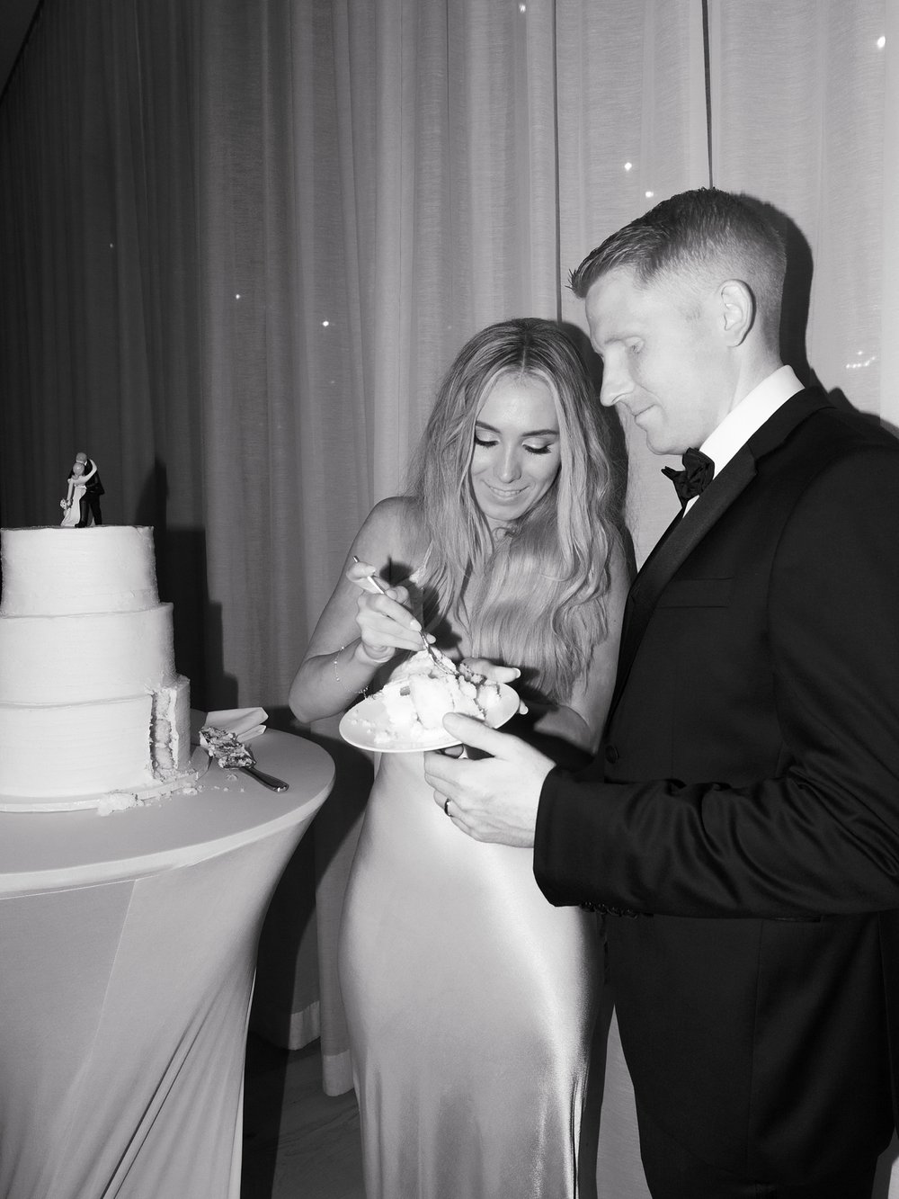 bride and groom cut wedding cake together at the Rockaway Hotel