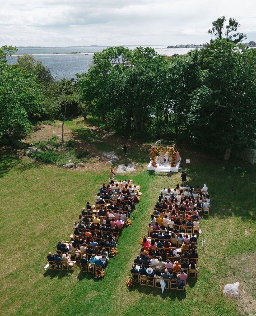 Well this season is off to a stunning start! 

Venue @ Island Farm at Elihu Island⁠
Planner @rufflesandtweed⁠
Florist @hanafloral⁠
Makeup artist @ericareneebeauty⁠
DJ @soundsbuono⁠
Band @hudsonhorns⁠
Videography @navarro_studio⁠
Dress @moniquelhuilli