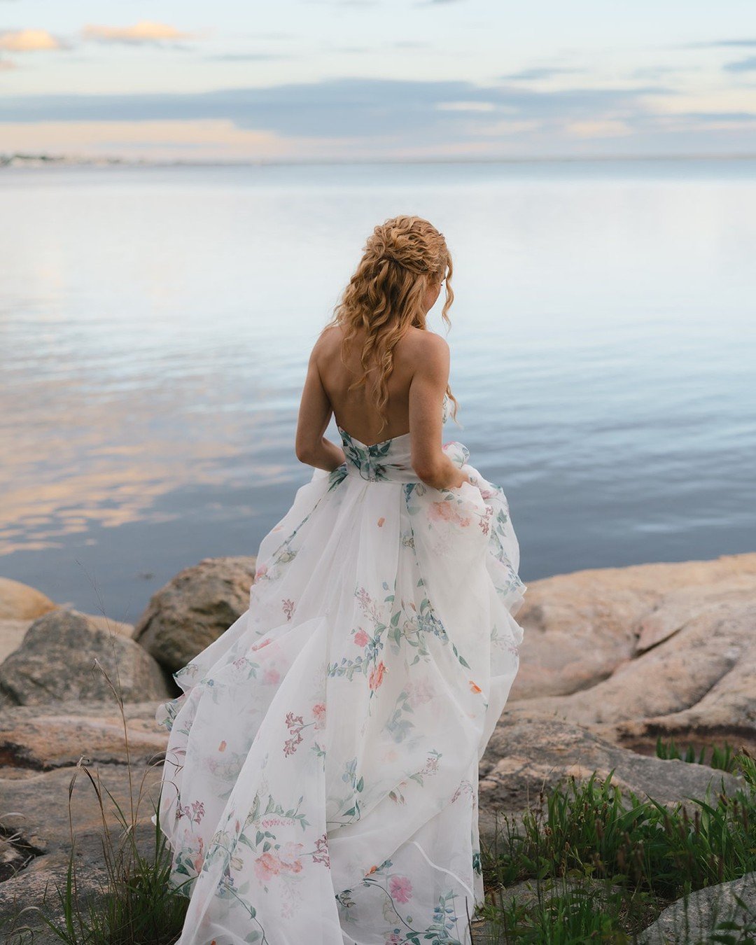 As if the dress wasn't enough to take your breath away, keep swiping for the rainbow after the storm 🌈⁠
⁠
Venue @ Island Farm at Elihu Island⁠
Planner @rufflesandtweed⁠
Florist @hanafloral⁠
Makeup artist @ericareneebeauty⁠
DJ @soundsbuono⁠
Band @hud
