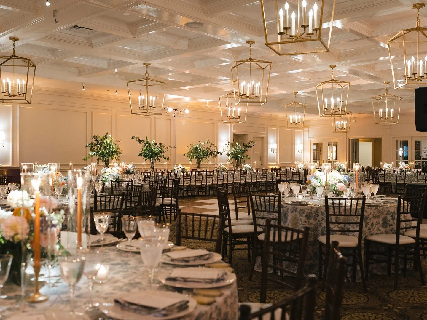 Did you see this stunning wedding was featured in Over The Moon?! 

Planner: @coppercricketevents
Florist: @stemsandco
Beauty: @alena.artistry
Band/DJ: @phillysfinestband
Videography: @katia_repina
Invitations: @wouldntitbelovely
Day-Of Paper: @erica