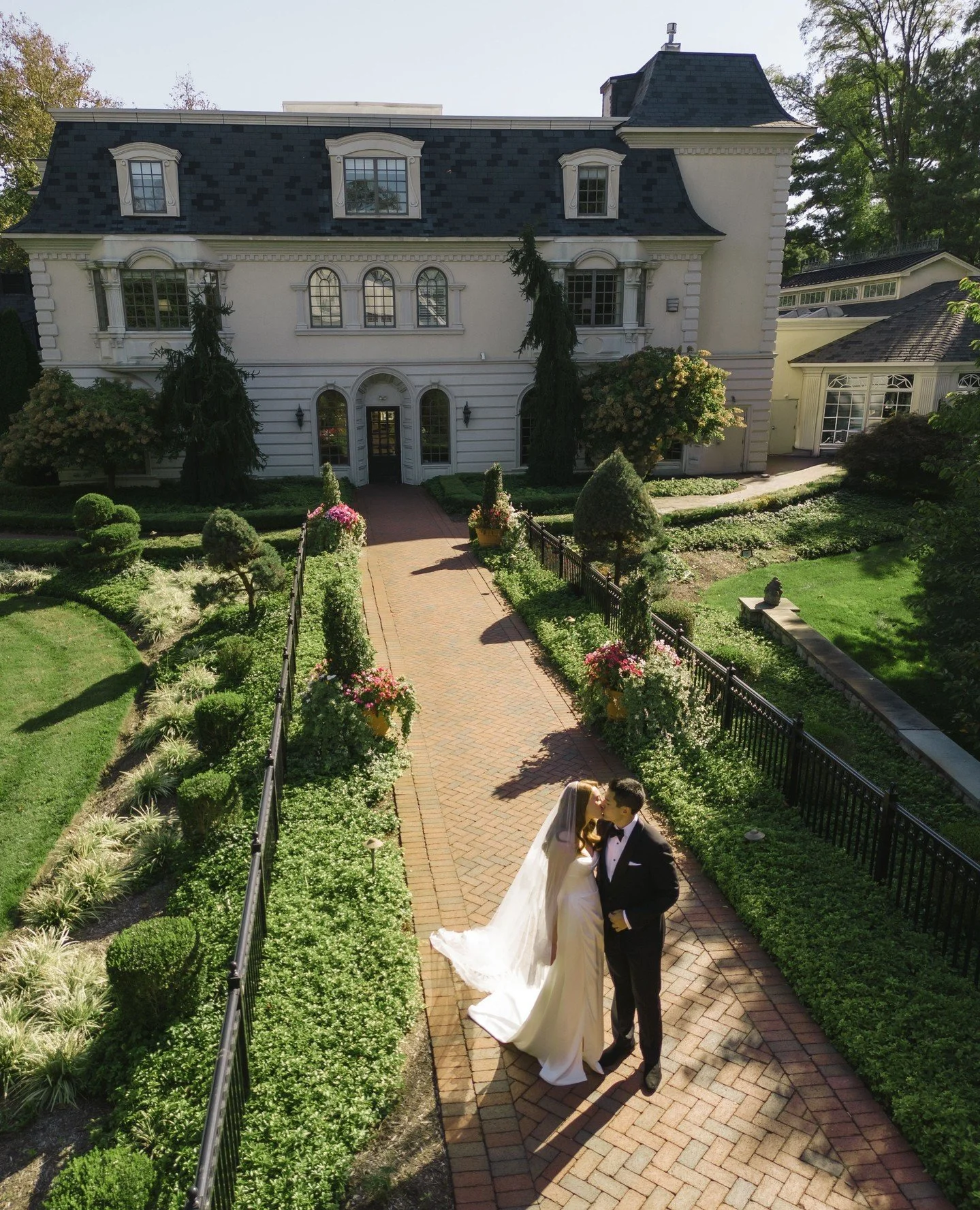 Looking for a sophisticated wedding venue in NJ? I know just the one...⁠
⁠
Photographer: @ashergardner_ ⁠
Venue @ashfordestate⁠
Planner @theweddingplanandcompany⁠
Florist @frompeoniestopaintchipsxo⁠
Makeup artist @beautyonlocationnj⁠
Hairstylist @bey