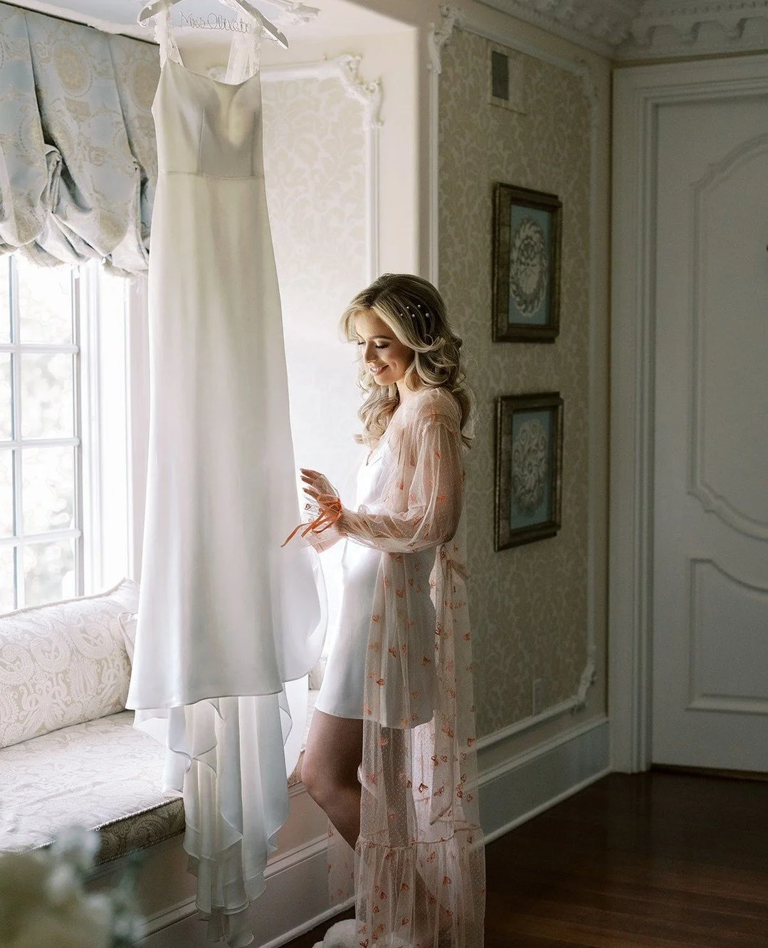 Wedding prep morning moments 🤍 Keep swiping for some serious slumber party vibes. ⁠
⁠
Venue @ashfordestate ⁠
Planner @designsbymagnolia⁠
Florist @frompeoniestopaintchipsxo⁠
Makeup artist @amgbeautybar ⁠
Hairstylist @marissagraceartistry⁠
Entertainme