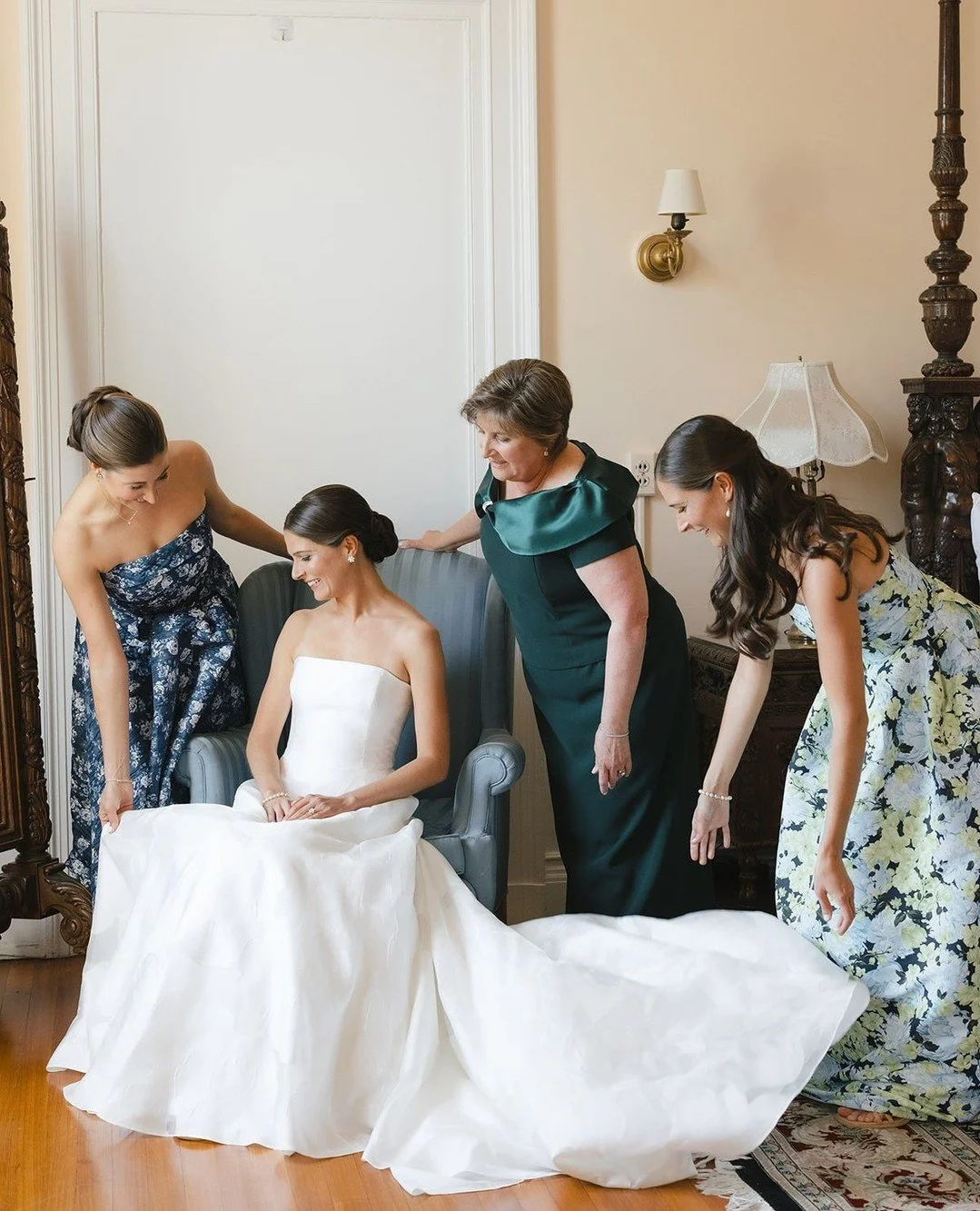 The wedding morning 🤍 From the moment you open your eyes on your wedding day, my wish for you is that you're able to stay present. One of the most beautiful gifts your photography provides you is a look back to your day - the moments you felt, the m