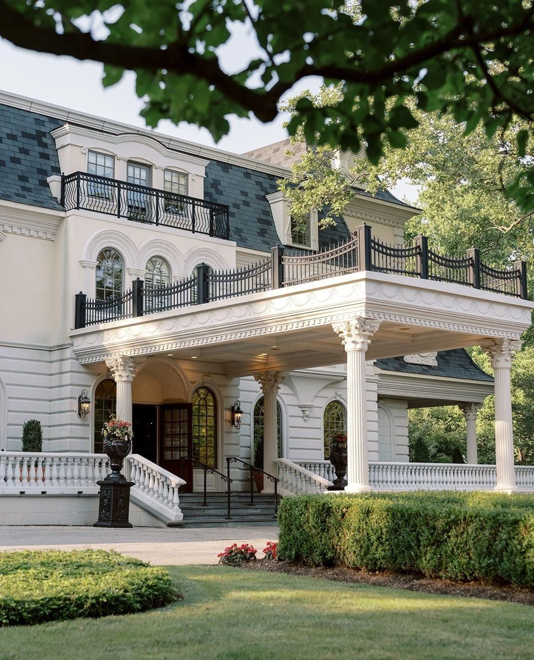 Classic, elegant, elevated, yet simple and sophisticated. What a stunner of a day at one of my favorite wedding venues in NJ! 
⁠
Venue @ashfordestate ⁠
Planner @designsbymagnolia⁠
Florist @frompeoniestopaintchipsxo⁠
Makeup artist @amgbeautybar ⁠
Hair
