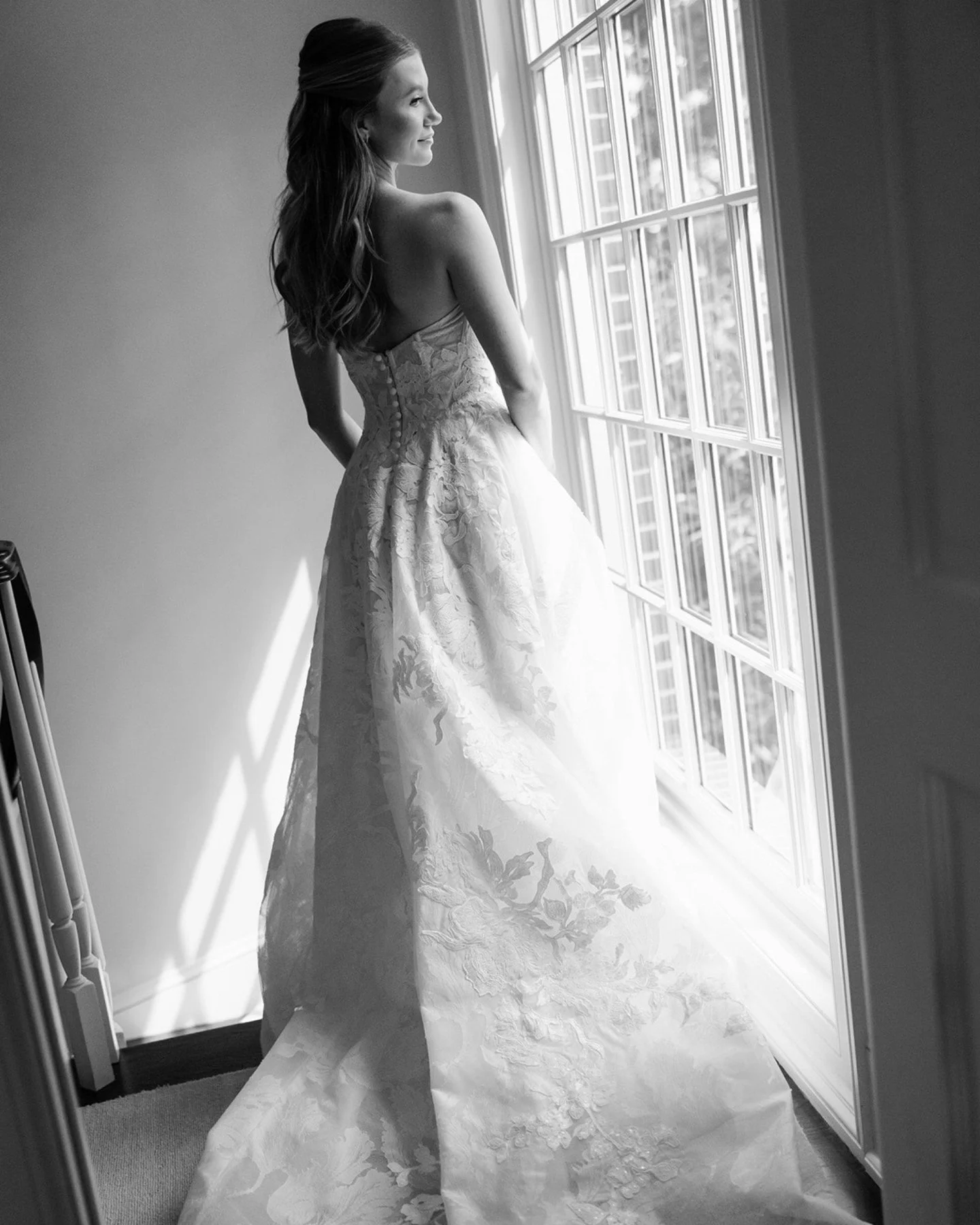 Celebrating love in the most personal way at this beautiful family home by the water. I loved capturing every detail, from the different textures and colors of the bridesmaids&rsquo; dresses to the soft greens and whites in the flowers. The sweeping 