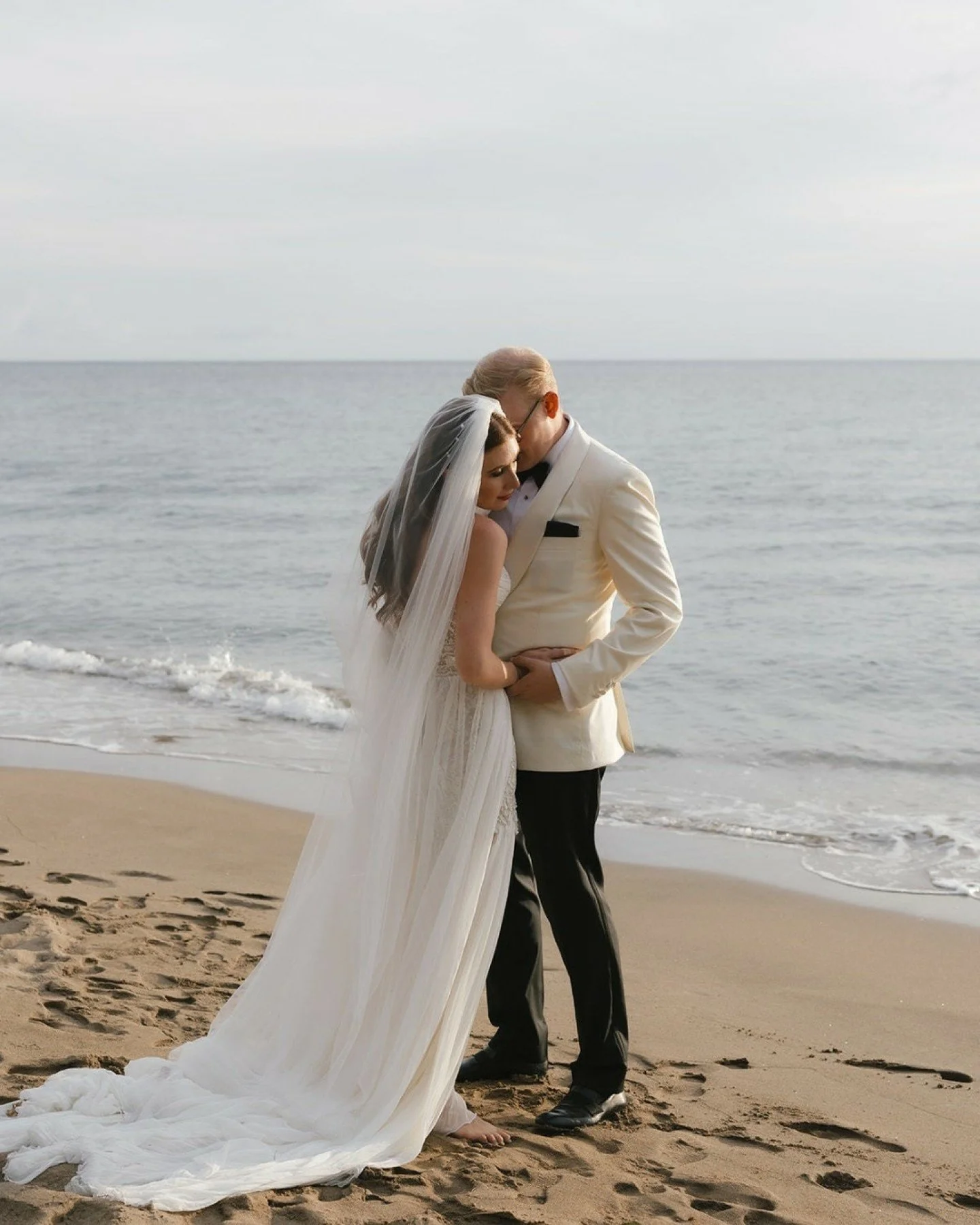 Absolutely loved photographing this destination wedding on Nevis Island, ceremony under a 200-foot Bayon tree, couture outfits with pearl details, and a celebration that effortlessly blended elegance with pure fun. The island&rsquo;s natural beauty, 