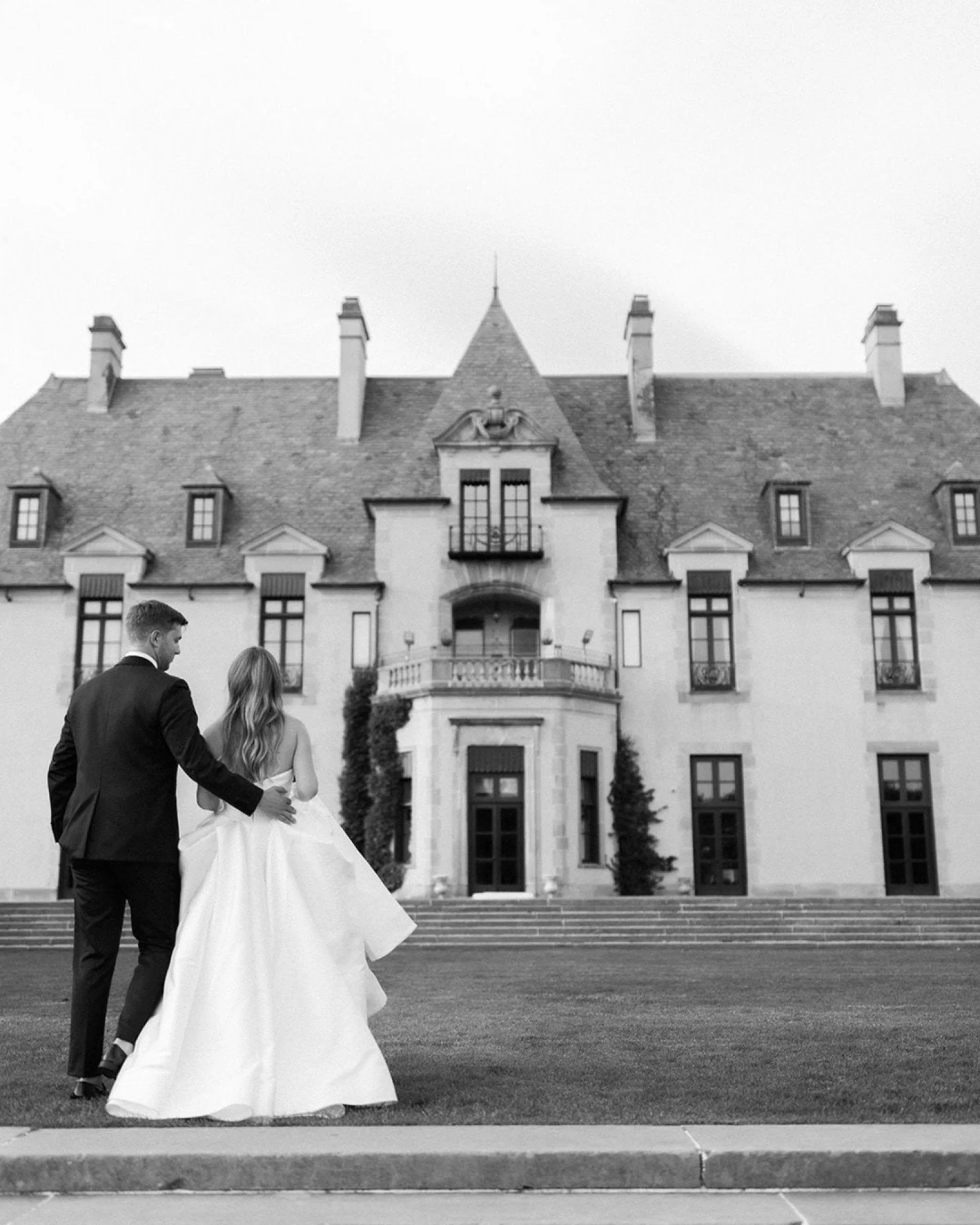 A few favorites from one of the most iconic venues ✨
@ohekacastle always delivers the dreamiest settings.

Vendors: 
Venue @ohekacastle @oheka_weddings_and_events
Florist @jamesanthonyfloral
Makeup &amp; Harstylist @elitebeautyny
Music / Band / Enter