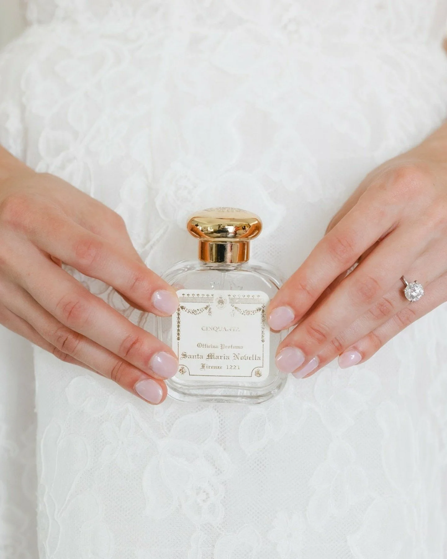 This wedding felt warm, personal, and completely effortless in the best way. From the moment you arrive, the space feels welcoming and lived in, like a place that instantly puts you at ease.

The day leaned into natural beauty everywhere, with overgr