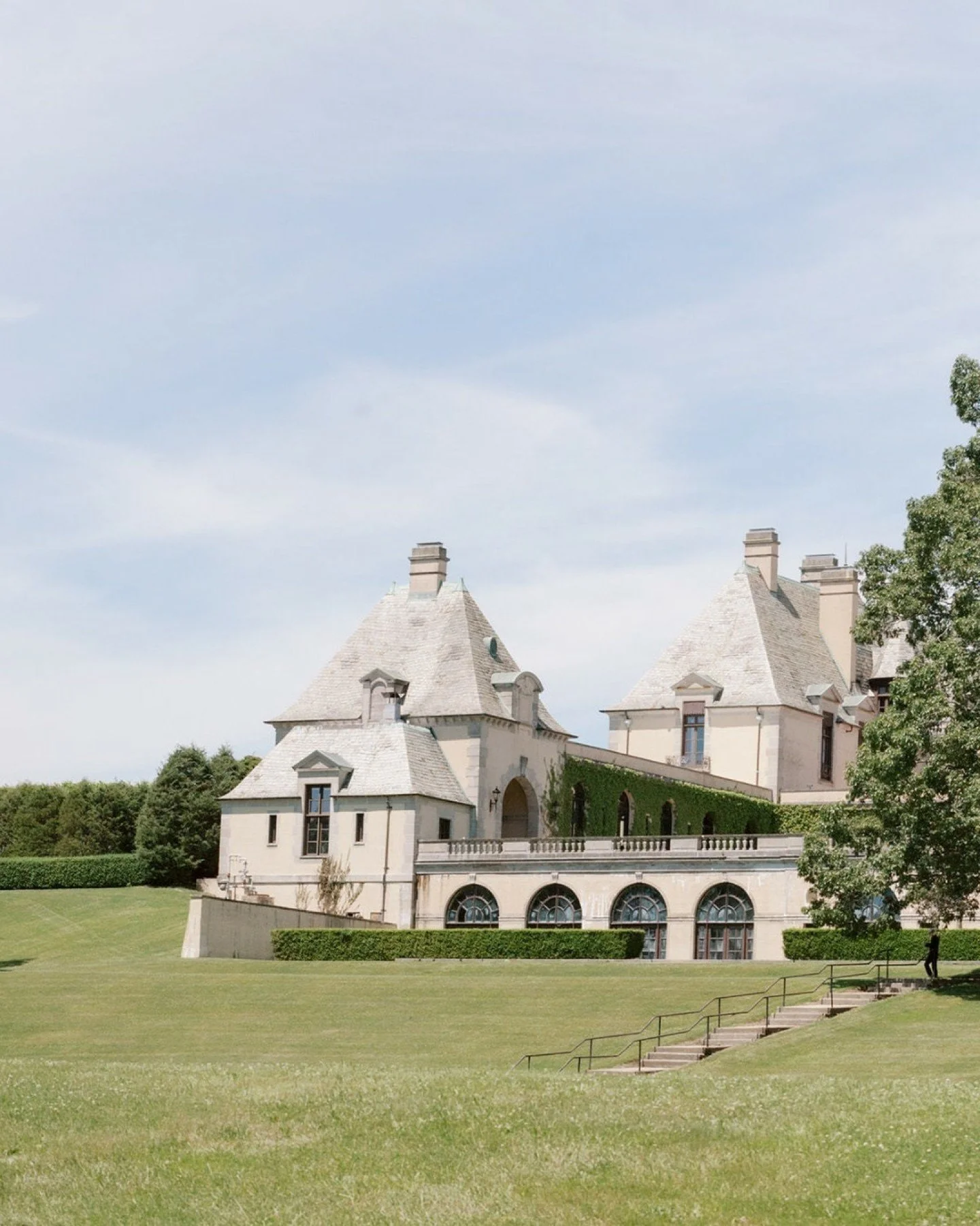 A day at @ohekacastle 🤍 One of those venues that never stops feeling special, no matter how many times you&rsquo;re there.

Vendors: 
Venue @ohekacastle @oheka_weddings_and_events
Florist @jamesanthonyfloral
Makeup &amp; Harstylist @elitebeautyny
Mu