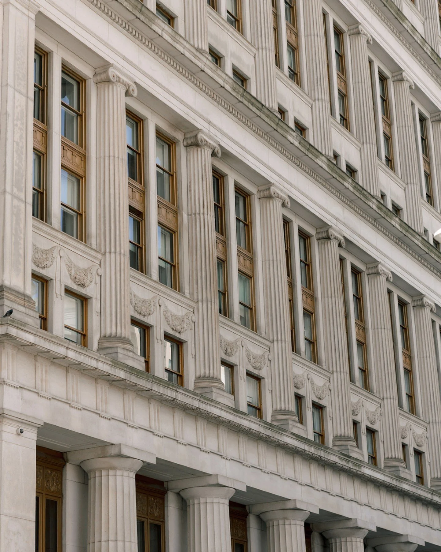 The Beekman always brings the moodiest, most cinematic backdrop for a night like this 🤍

Black-and-white moments, flash frames, and a downtown NYC energy that felt straight out of a film. Everything about this felt unposed and real, like documenting