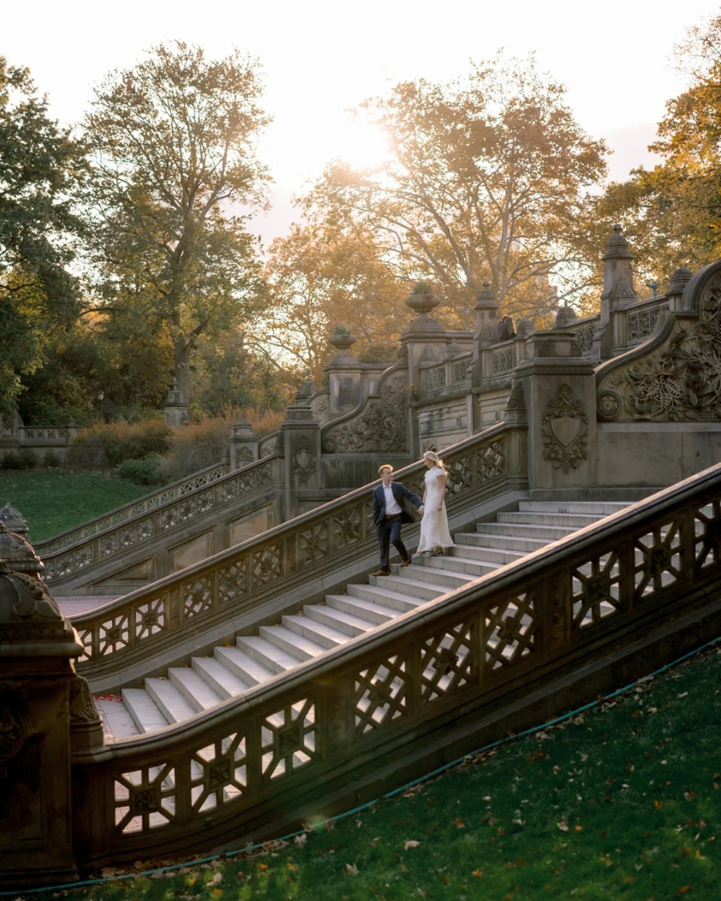 An iconic New York engagement session, exactly how it should feel 🤍

We spent the afternoon walking through Central Park and the Upper West Side just as the city started to shift into fall. The mix of quiet streets, classic architecture, and the ene