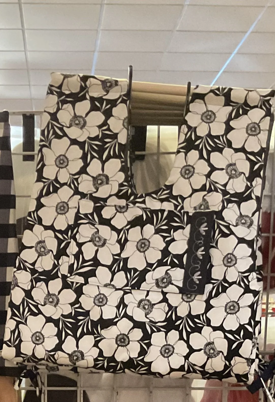 White Flowers on Black Casserole/Crockpot Carrier