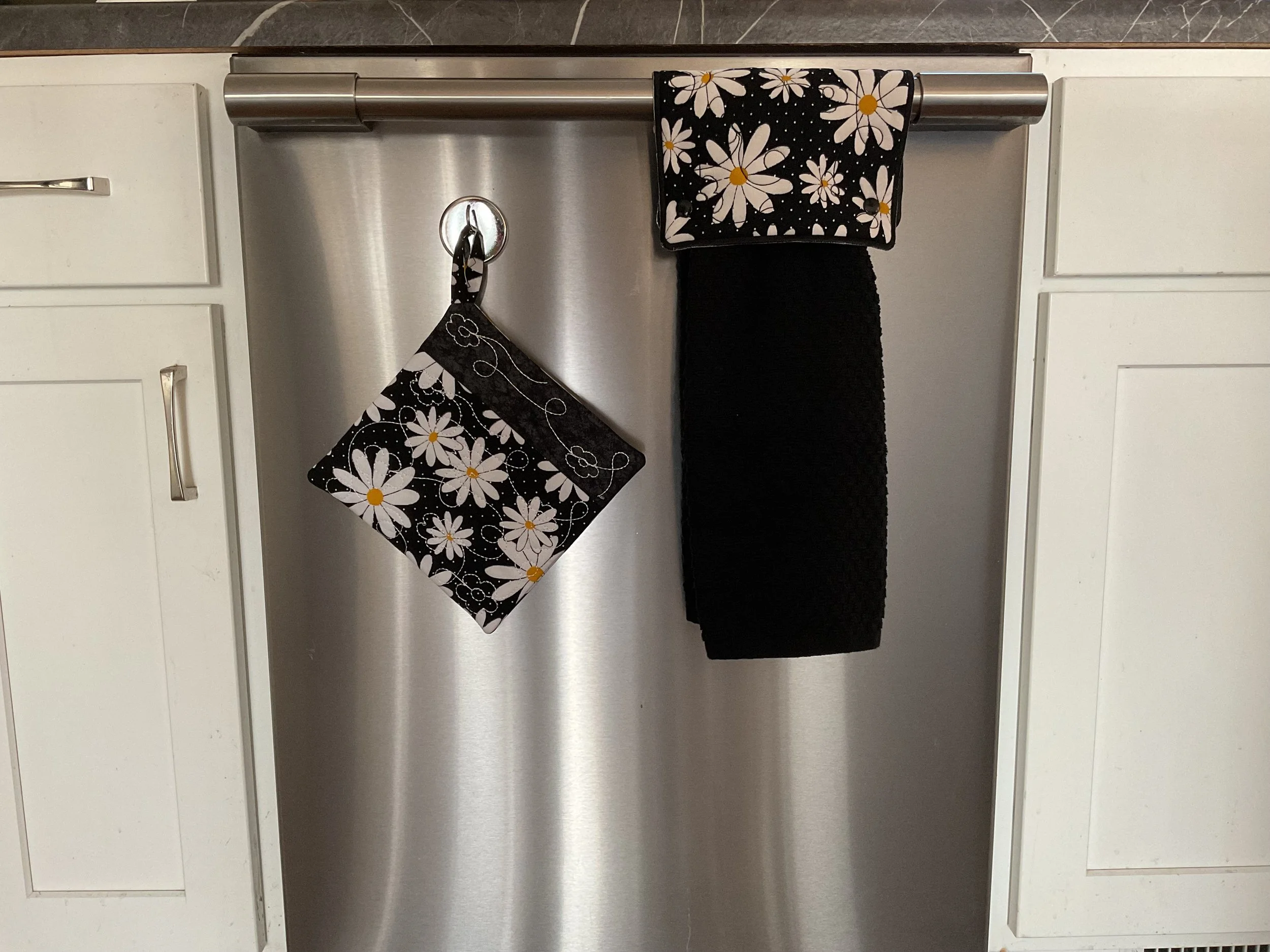 Daisy Potholder Towel Holder, Coaster