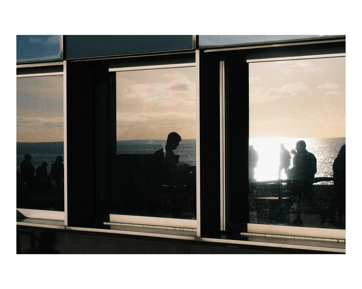 Spring Sun by the Sea - Brighton Sea Front 02/25 #streetphotography #photography #fuji_street #fujifilm #fujifilm_xseries #xt30 #travelphotography #50mm #convertedlens #sillouette