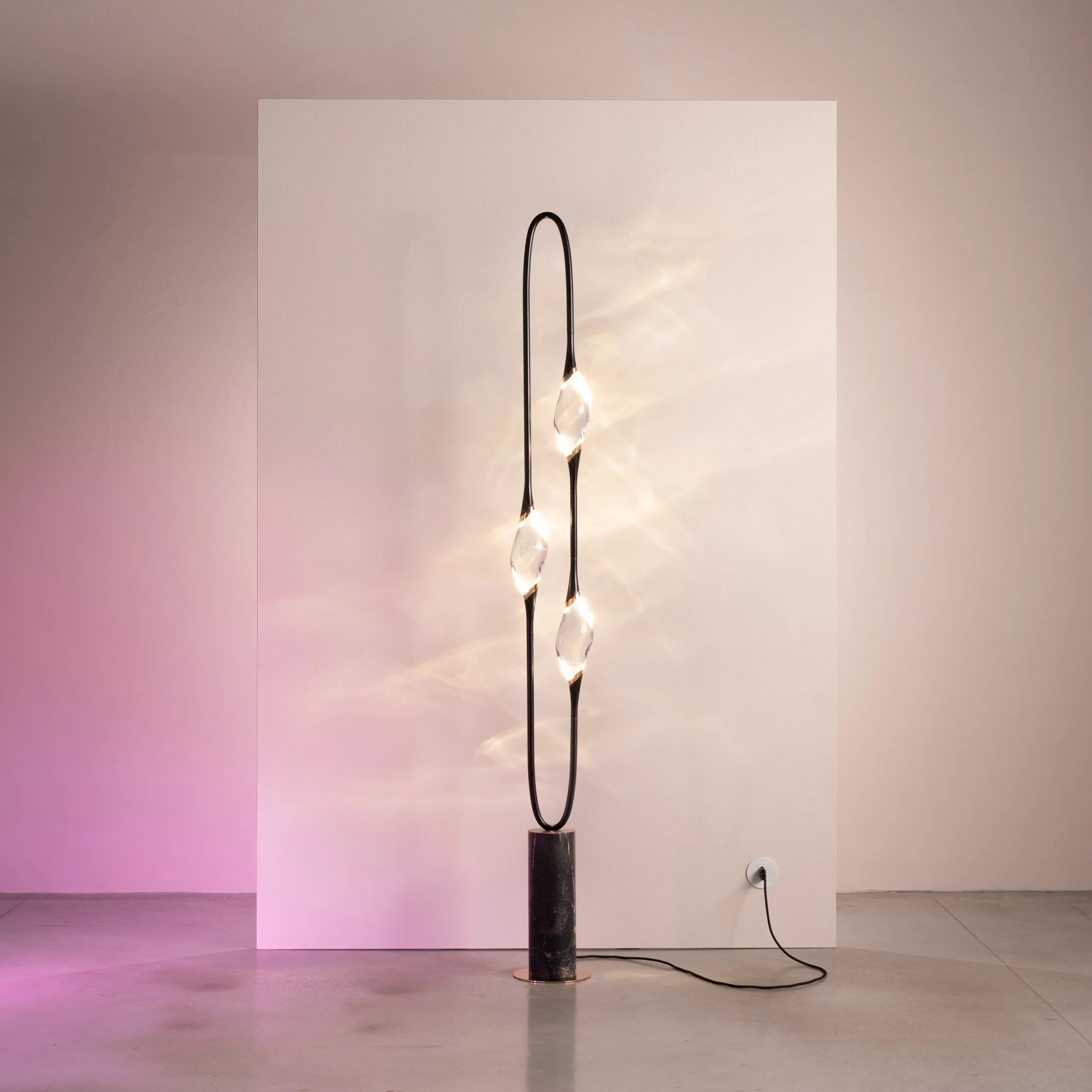 Il Pezzo 12 Floor Lamp_black-gold_rosa-1-1.jpg