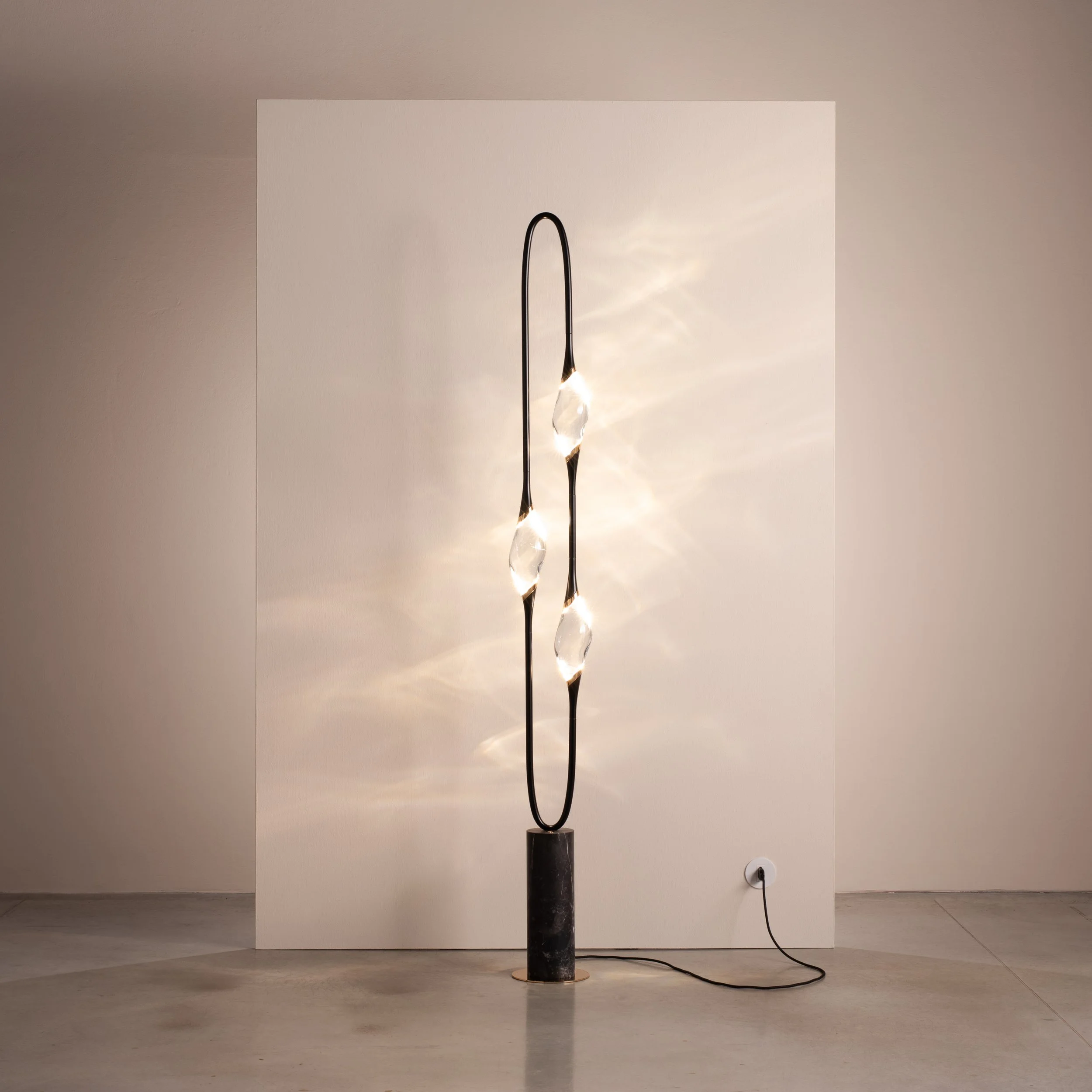 Il Pezzo 12 Floor Lamp_black-gold-1.jpg