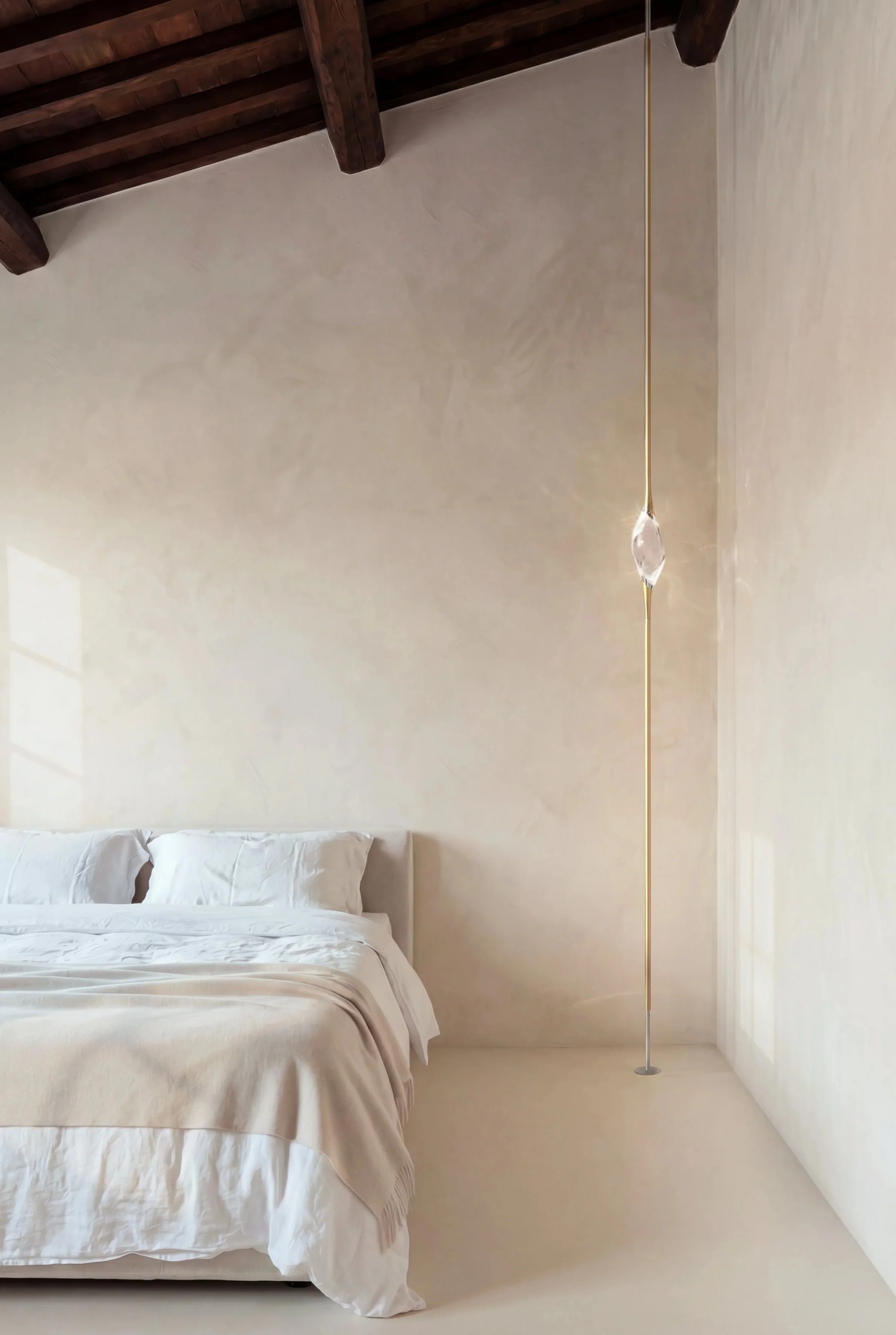 Il Pezzo 12 Floor to Ceiling_satin brass-nickel_bedroom.jpg
