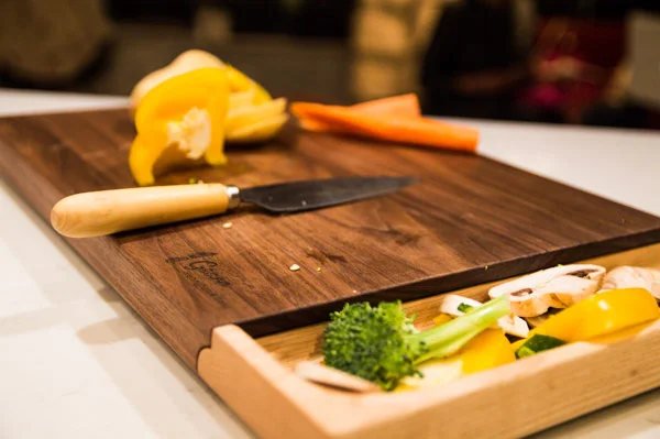 luxury-walnut-culinary-chopping-board-detachable-tray-maker-gents-10.jpg