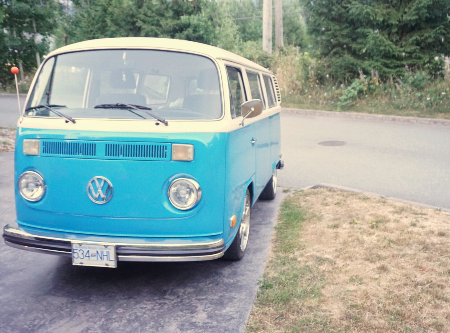 I like that picture because it's a perfect coincidence that there is a retro colour to the pic - I didn't modify it and didn't plan for it. The night before the Squamish stage at BCBR, Geoff Kabush invited us to park the RV in his neighbourhood. We got to see his sweet 1976 Volkswagen minibus. This year, I ended up seeing Geoff at a couple different events, as we were on a similar North American based schedule. I felt very lucky, because on many occasions, he took the time to share his incredible knowledge and experience with me, even if I didn't ask for it. A few times I saw him on course and he showed me some good lines. Other times, he shared pieces of tactical advices or his opinion on material choices for particular conditions. His experience is invaluable and his willingness to share had a very positive impact on my racing this year. Canadian mountain biking is lucky to have such a great person and role model to learn from!