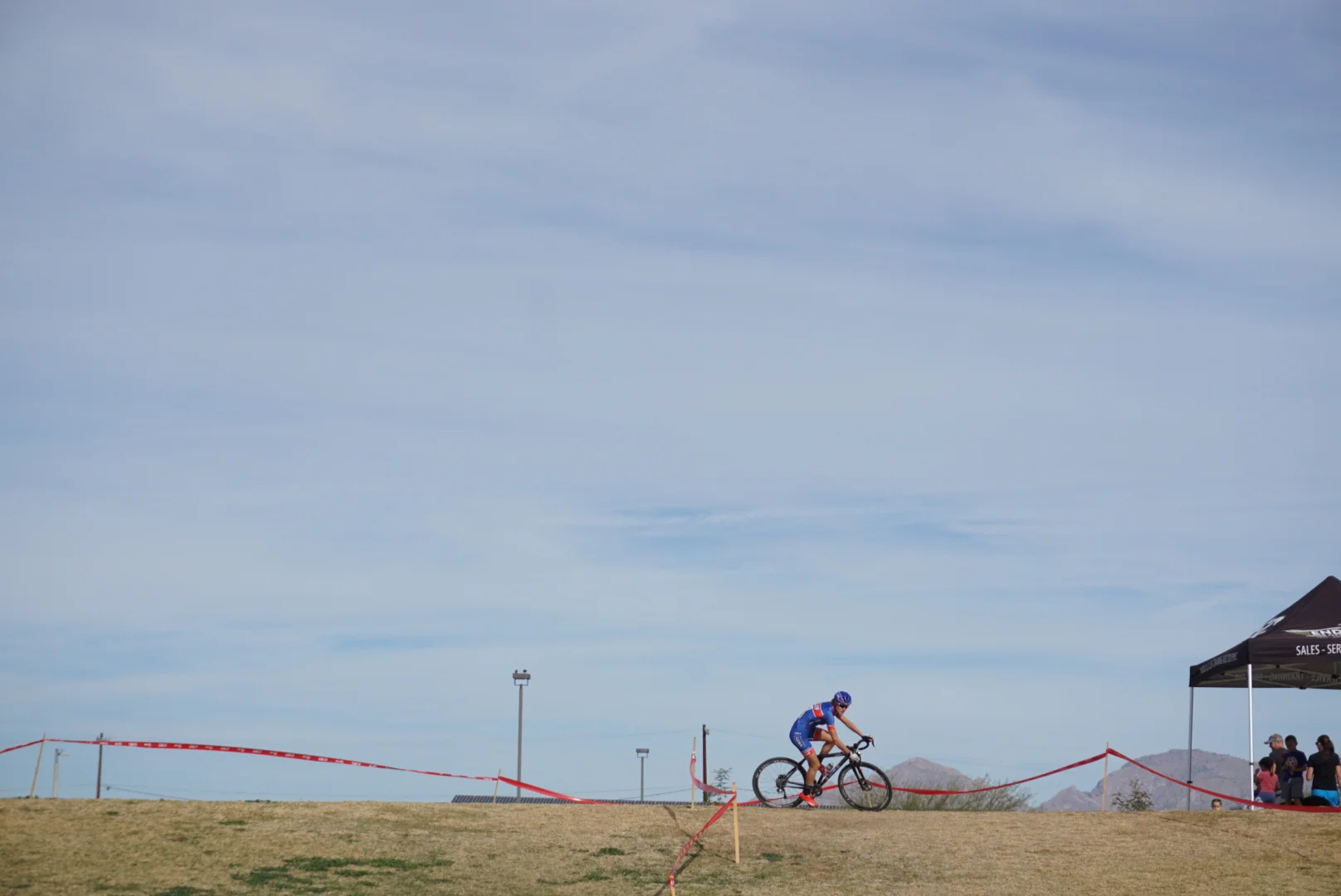 Course de cyclocross en Arizona! Ce weekend, j'ai participé à 4 courses: Pro Hommes et Femmes le Samedi et la même chose le Dimanche, suive d'une séance de musculation. Photo par David